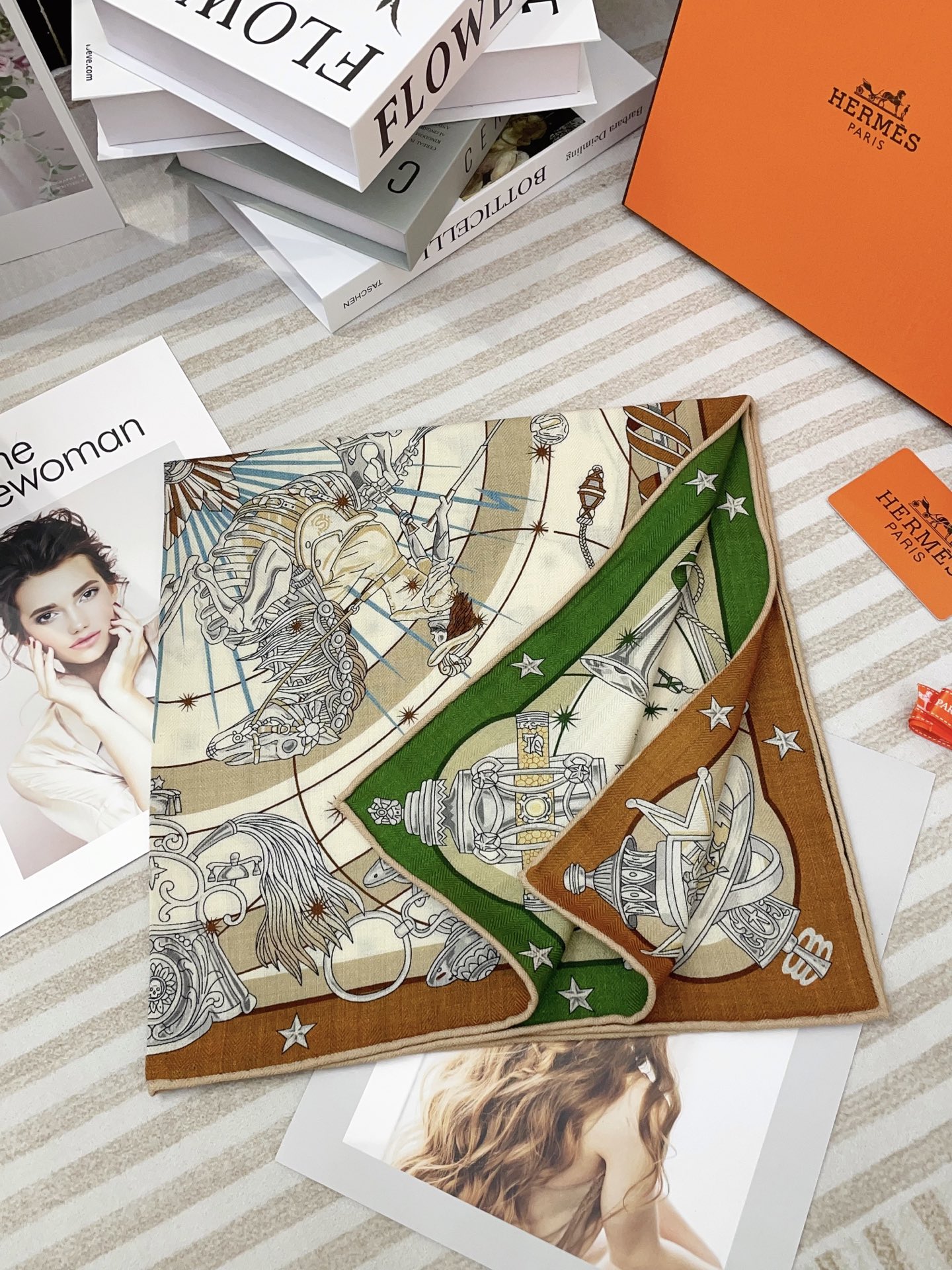 ✨✨【丝毛款 双面异色】新品 H家【小方巾】春夏真丝款 随意切换造型 ,小巧又不失优雅的款式 65*65