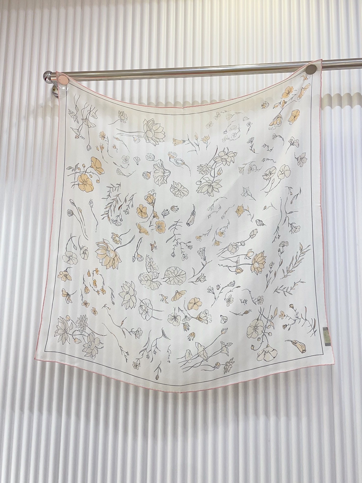 ✨✨【真丝乔其纱】新品 LP【碎花小方巾】春夏真丝款 随意切换造型 ,小巧又不失优雅的款式 65*65 