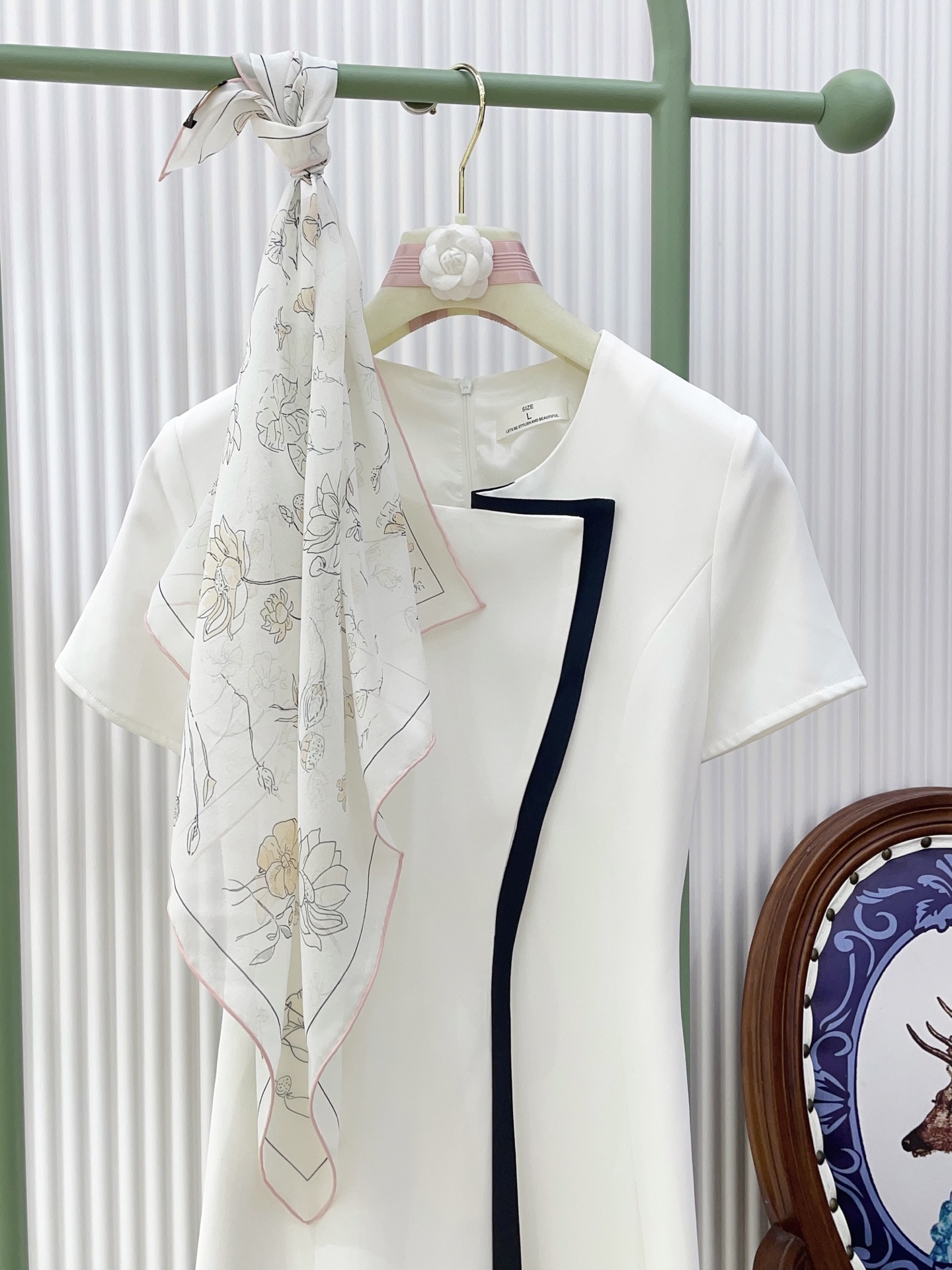 ✨✨【真丝乔其纱】新品 LP【碎花小方巾】春夏真丝款 随意切换造型 ,小巧又不失优雅的款式 65*65 