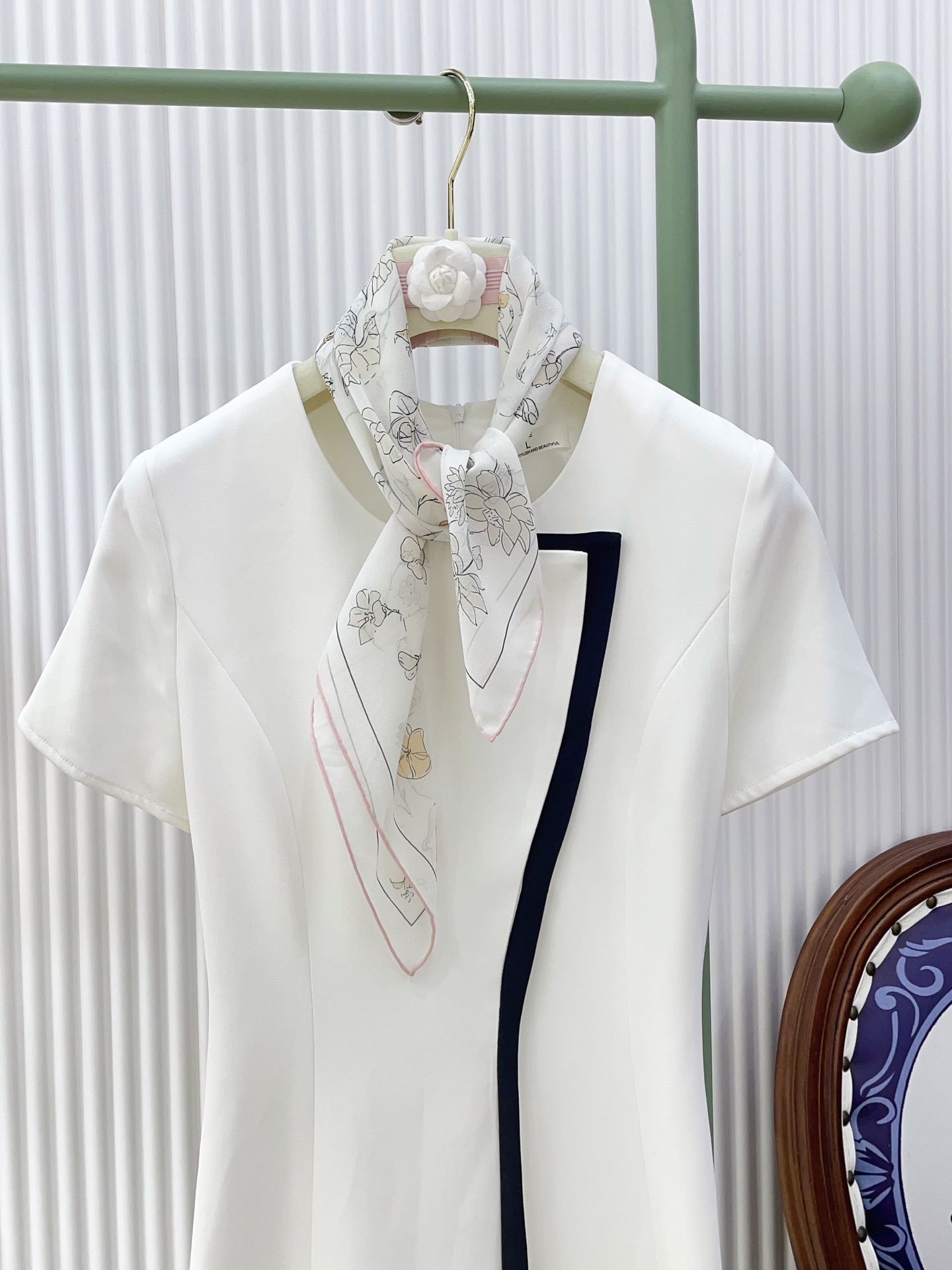 ✨✨【真丝乔其纱】新品 LP【碎花小方巾】春夏真丝款 随意切换造型 ,小巧又不失优雅的款式 65*65 