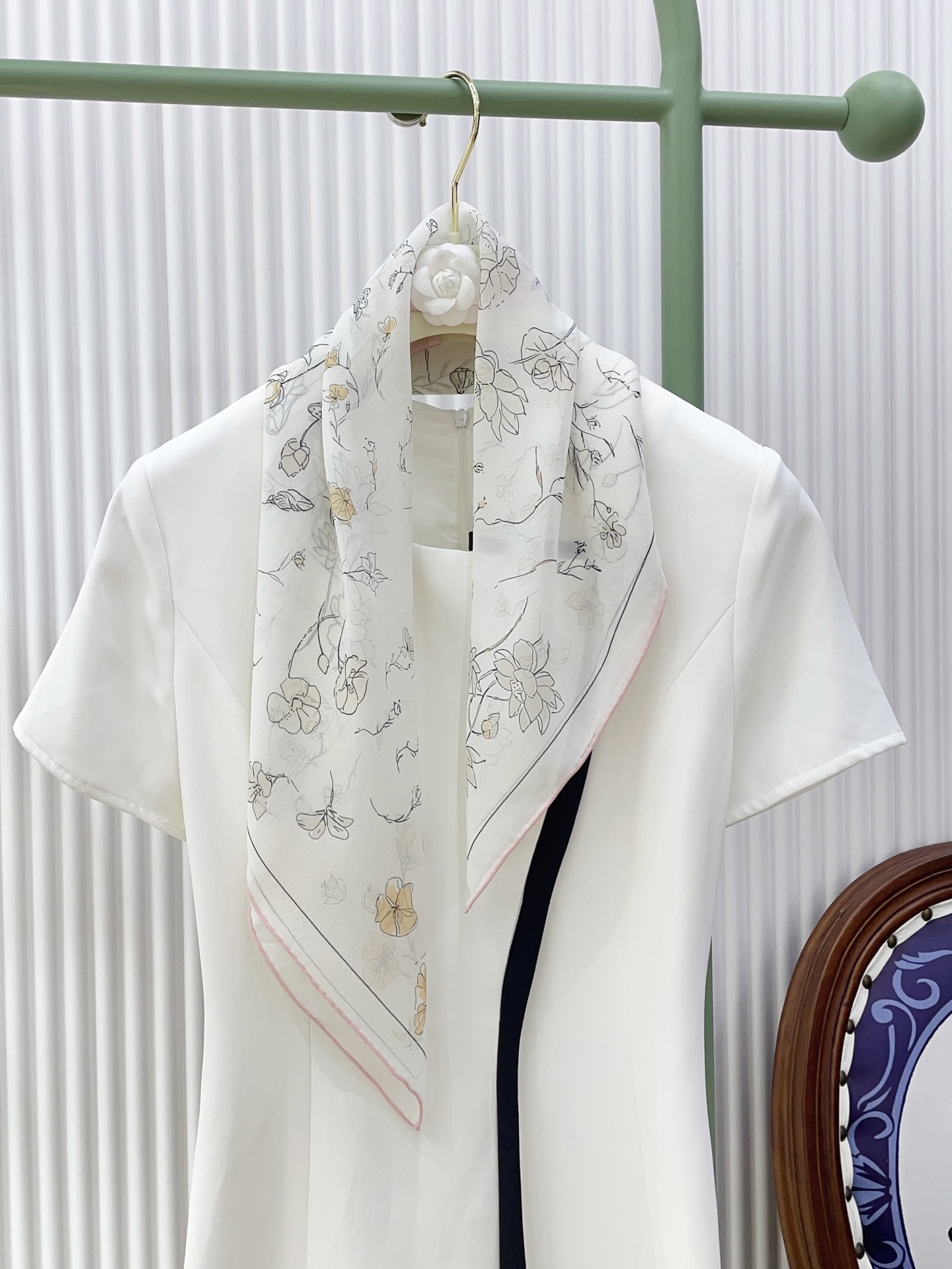 ✨✨【真丝乔其纱】新品 LP【碎花小方巾】春夏真丝款 随意切换造型 ,小巧又不失优雅的款式 65*65 