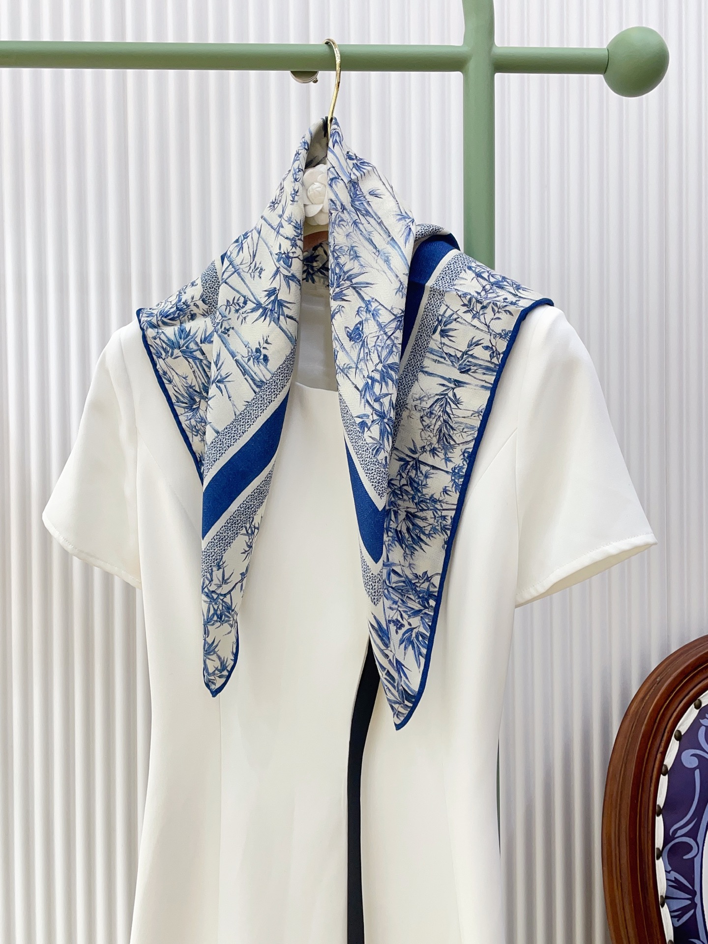 NO:337866,[Silk wool style, double-sided and same color] New product D home [small square scarf] Spring and summer silk style. Switch the shape at will, small and elegant style 65*65 gold size. High-end and fashionable without being too ostentatious, very design-like!  The new series released this year~ It is really beautiful with such a design!  Must-enter!  The upper body effect is so high-end and elegant!  High-version scarf, high-version scarf, dior, real silk, gold19860909【丝毛款 双面同色】新品 D家【小方巾】春夏真丝款 随意切换造型 ,小巧又不失优雅的款式 65*65 黄金尺寸 高级时尚又不会过于张扬,很有设计感~气质到骨子里！今年新出的系列~真的被这样的设计美！必入！上身效果简直高级优雅气质到不行！高版本围巾,高版本围巾,dior,real silk,gold,scarf