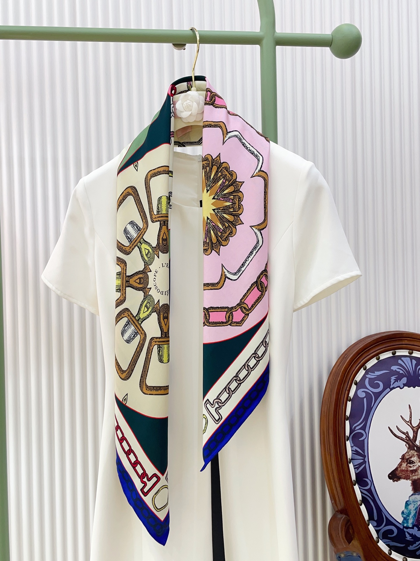 NO:337873,[18 Mmi Double-sided and same color] H**S silk new style is recommended when you buy it [Kaleidoscope effect 90] Silk square scarf, top-level craftsmanship and value counter hot products, three-dimensional presentation patterns and patterns, physical grades, high-end technology, high-end research and development, and special cutting-edge technology processing is loved by Bai Fumei. Whether it is quality, style, price, they scream, super high cost performance, absolutely worth buying twill silk, size 90cm*90cm high version scarf, high version scarf, real silk,19860909【18姆米 双面同色】H**S真丝新款买了都说好看推荐【万花筒效应 90】真丝方巾,顶级工艺超值专柜爆款立体呈现图案纹路实物档次极高特殊工艺高端研发惊艳问世特殊尖端工艺处理受到白富美的喜欢 无论是品质 款式 价格都令大牌控的她们尖叫 超高性价比 绝对值得入手斜纹真丝,尺寸90cm*90cm高版本围巾,高版本围巾,real silk,scarf