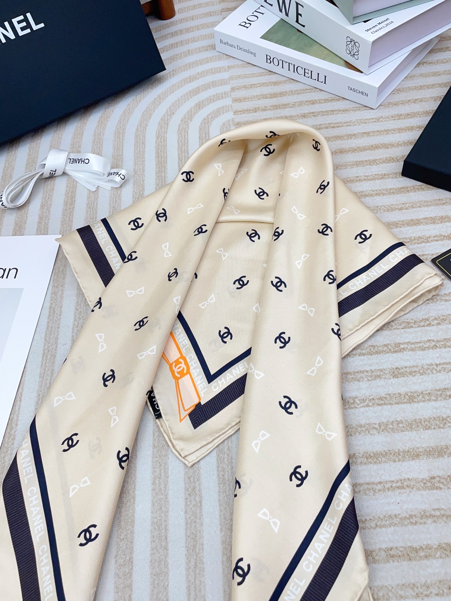 ✨✨【18姆米 双面同色】新款小香‼️美翻了流泪最新御用殿堂级极品‼️经典元素图案设计风格❗️美丽至极 