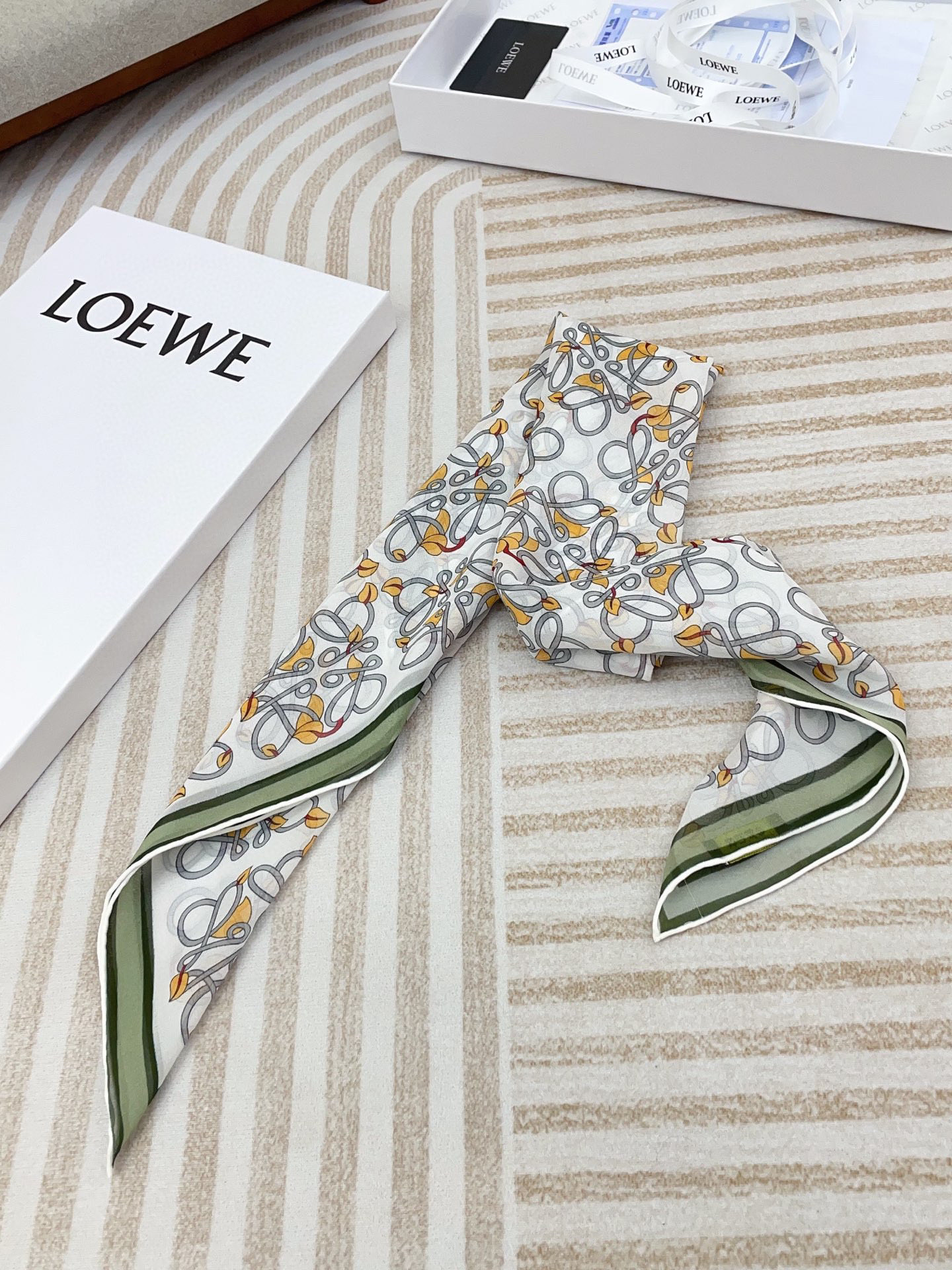 ✨✨【真丝乔其纱】新品 LOE【碎花小方巾】春夏真丝款 随意切换造型 ,小巧又不失优雅的款式 65*65