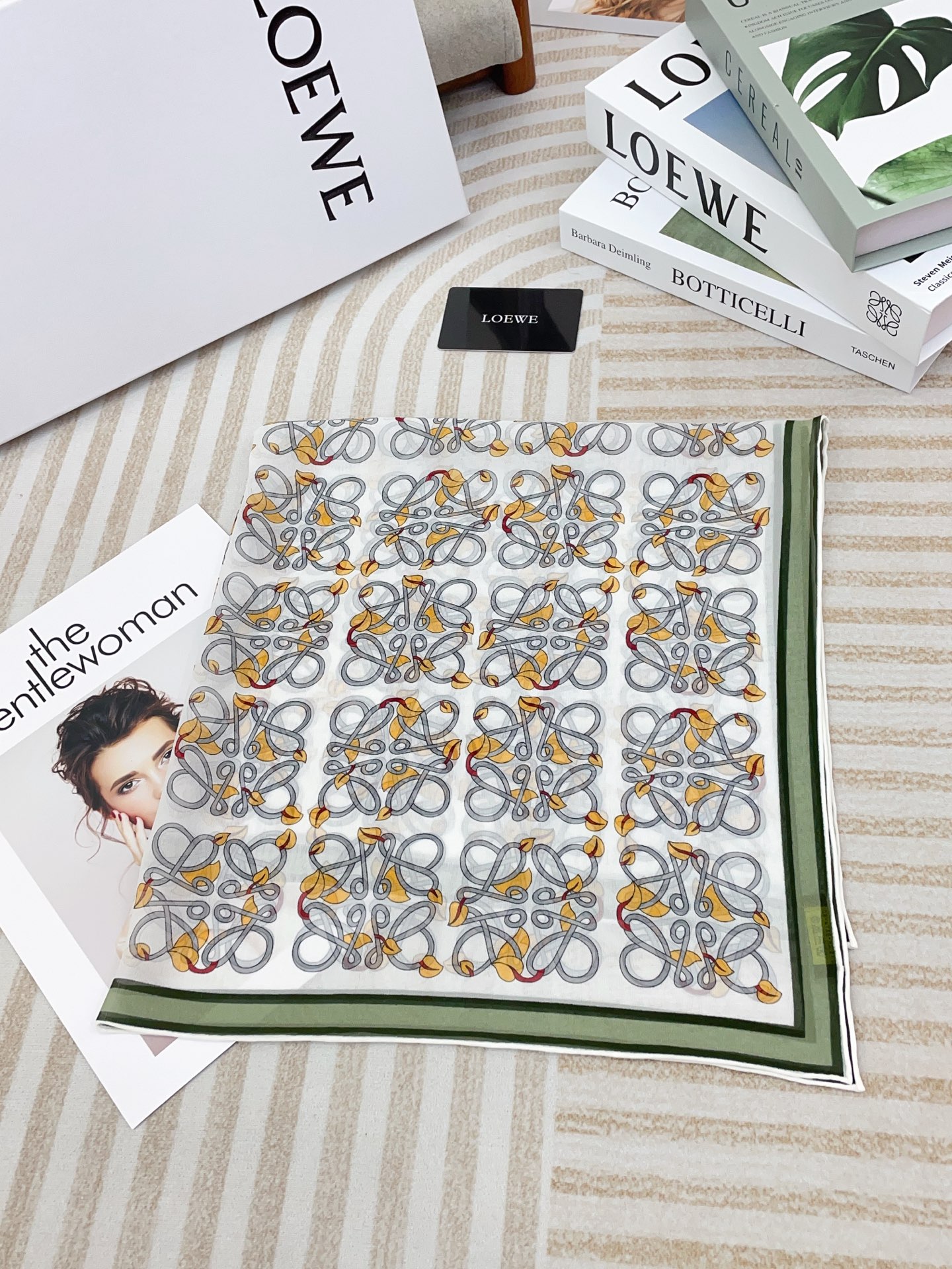✨✨【真丝乔其纱】新品 LOE【碎花小方巾】春夏真丝款 随意切换造型 ,小巧又不失优雅的款式 65*65