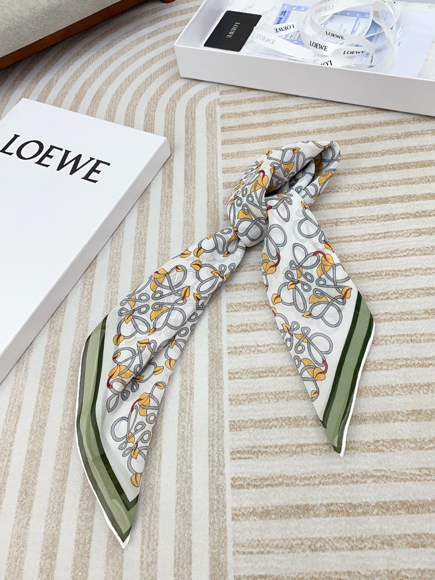 ✨✨【真丝乔其纱】新品 LOE【碎花小方巾】春夏真丝款 随意切换造型 ,小巧又不失优雅的款式 65*65