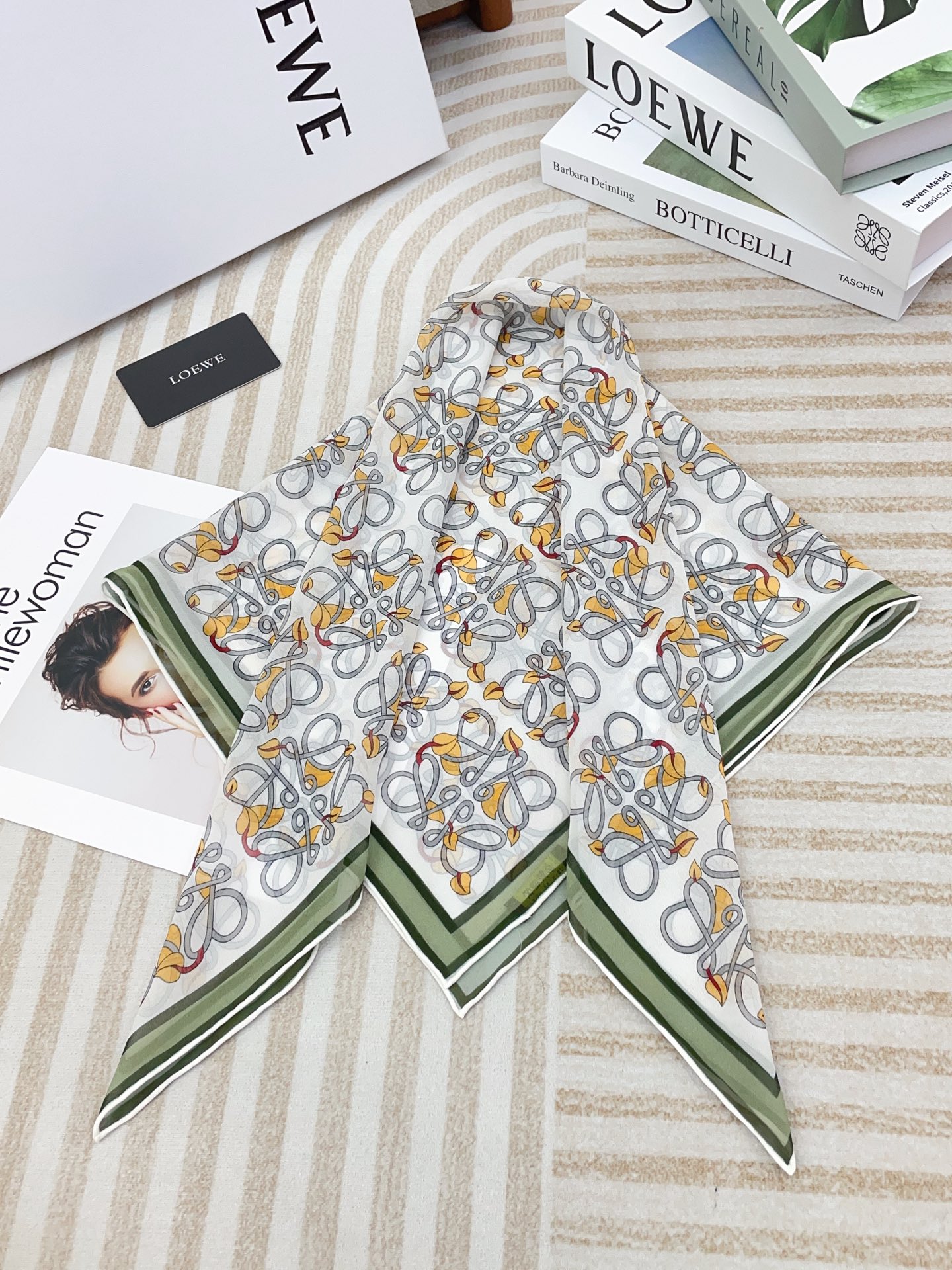 ✨✨【真丝乔其纱】新品 LOE【碎花小方巾】春夏真丝款 随意切换造型 ,小巧又不失优雅的款式 65*65
