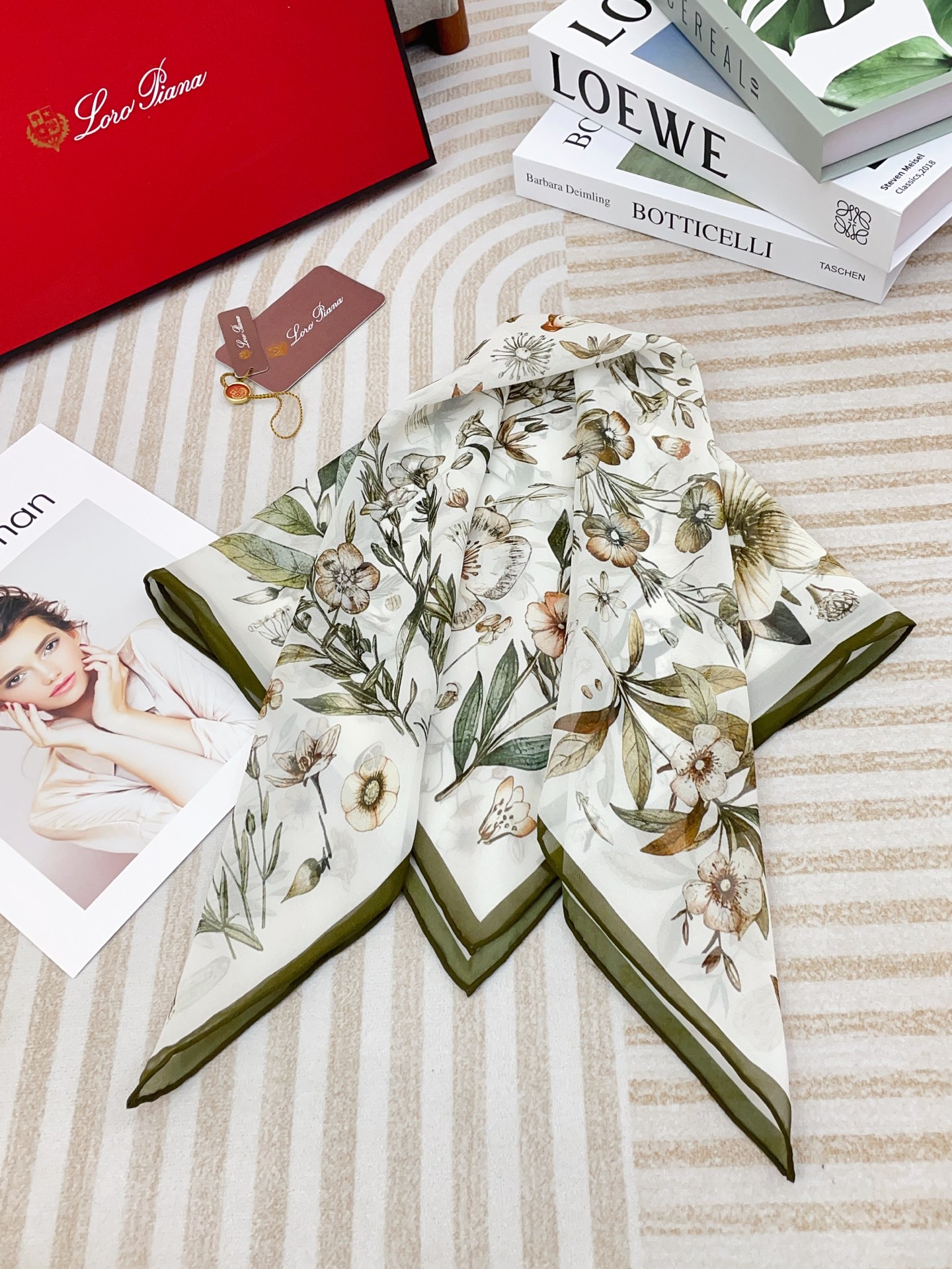 ✨✨【真丝乔其纱】新品 LP【碎花小方巾】春夏真丝款 随意切换造型 ,小巧又不失优雅的款式 65*65 