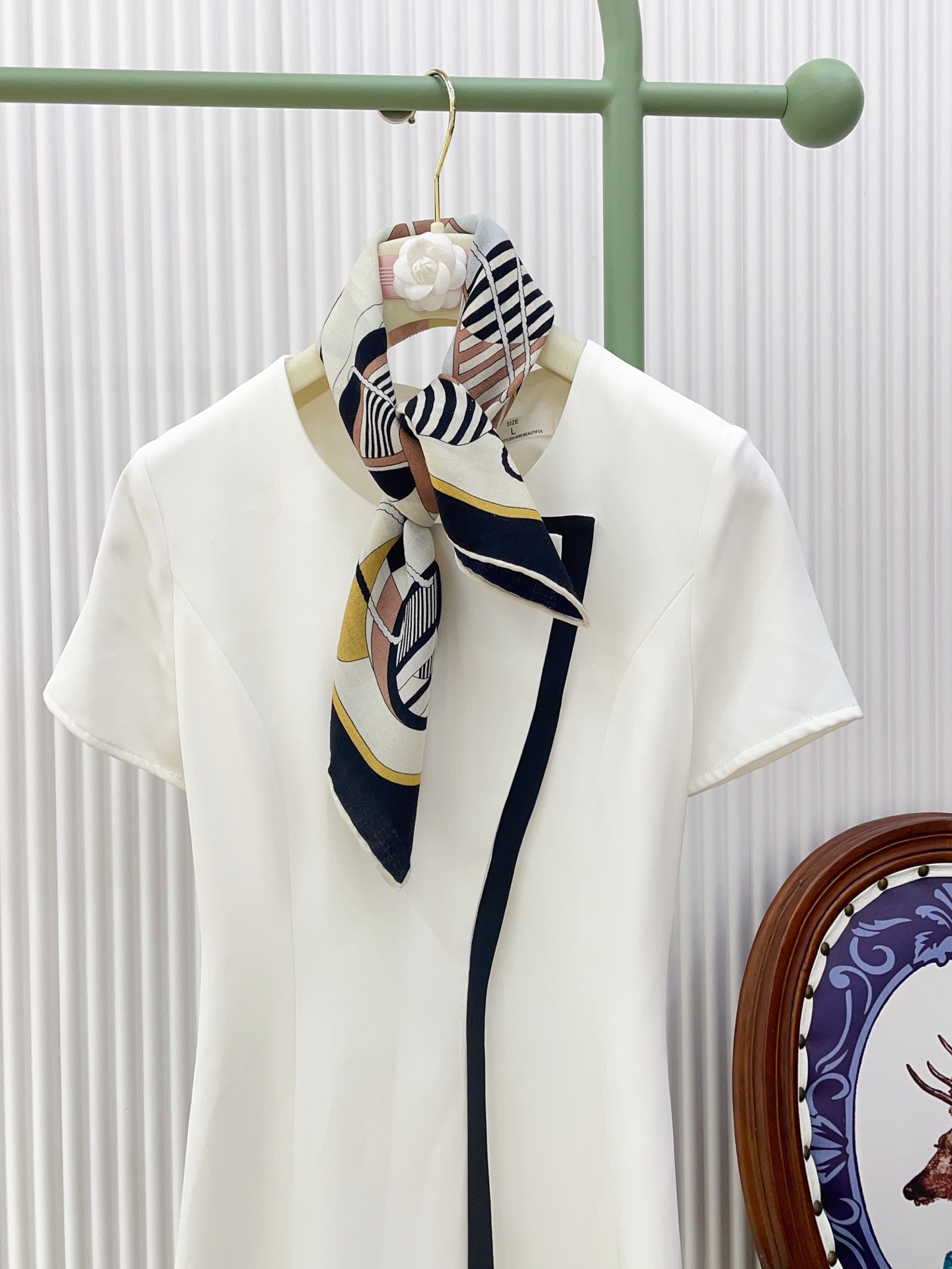 ✨✨【丝毛款 双面异色】新品 H家【小方巾】春夏真丝款 随意切换造型 ,小巧又不失优雅的款式 65*65