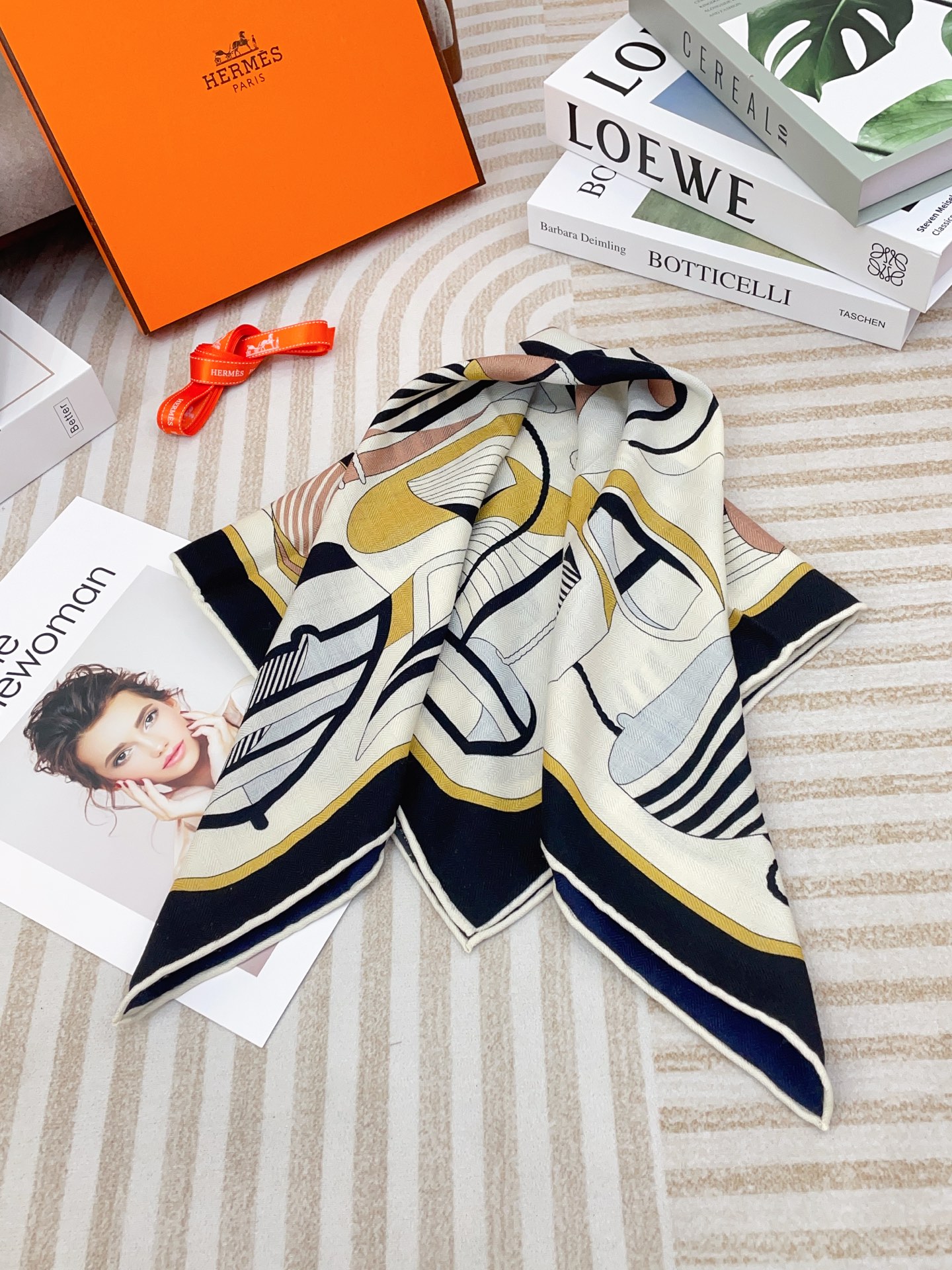 ✨✨【丝毛款 双面异色】新品 H家【小方巾】春夏真丝款 随意切换造型 ,小巧又不失优雅的款式 65*65