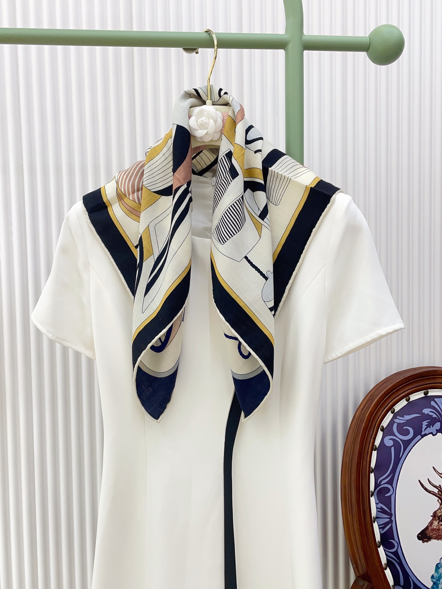 ✨✨【丝毛款 双面异色】新品 H家【小方巾】春夏真丝款 随意切换造型 ,小巧又不失优雅的款式 65*65