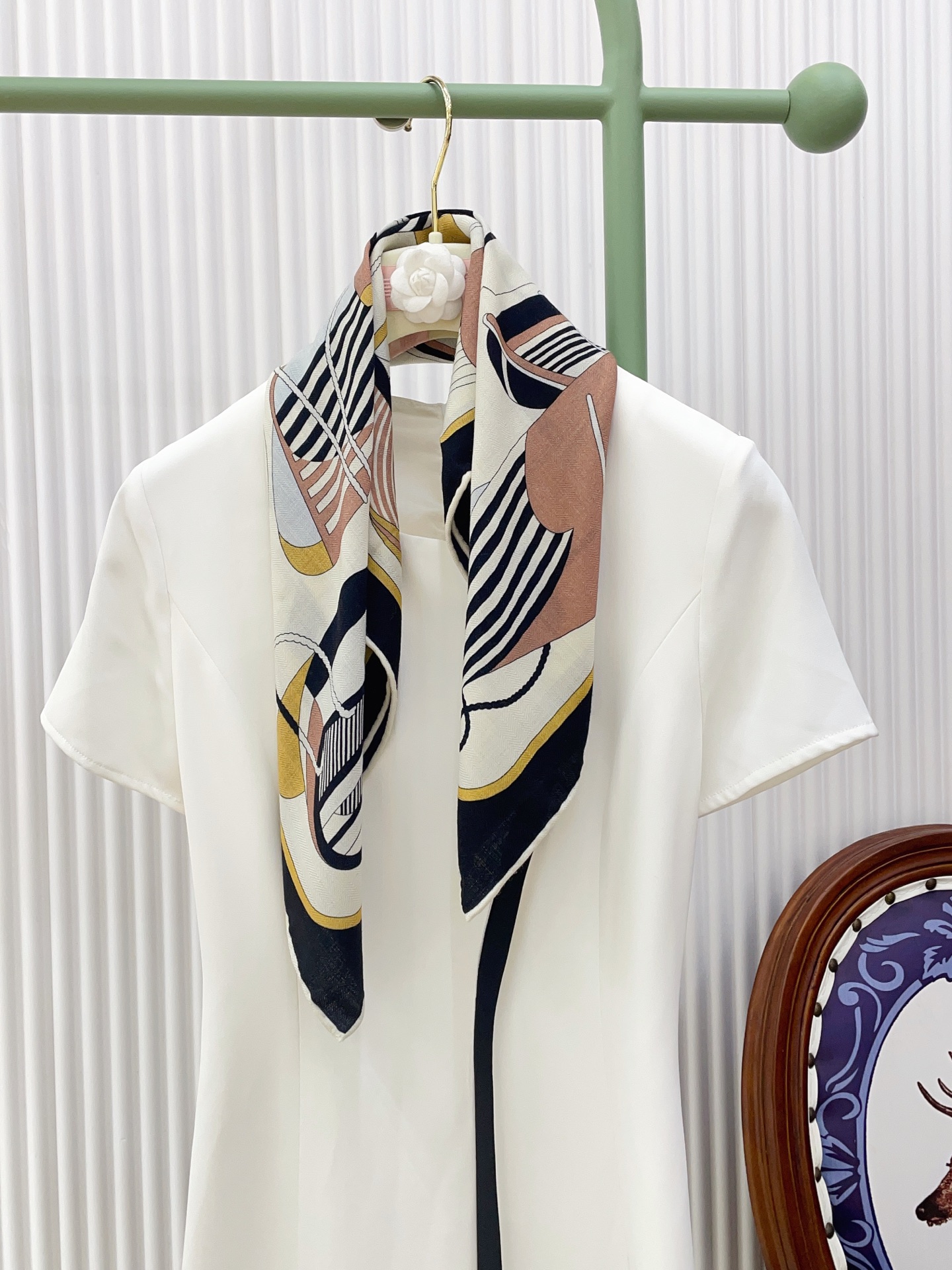 ✨✨【丝毛款 双面异色】新品 H家【小方巾】春夏真丝款 随意切换造型 ,小巧又不失优雅的款式 65*65