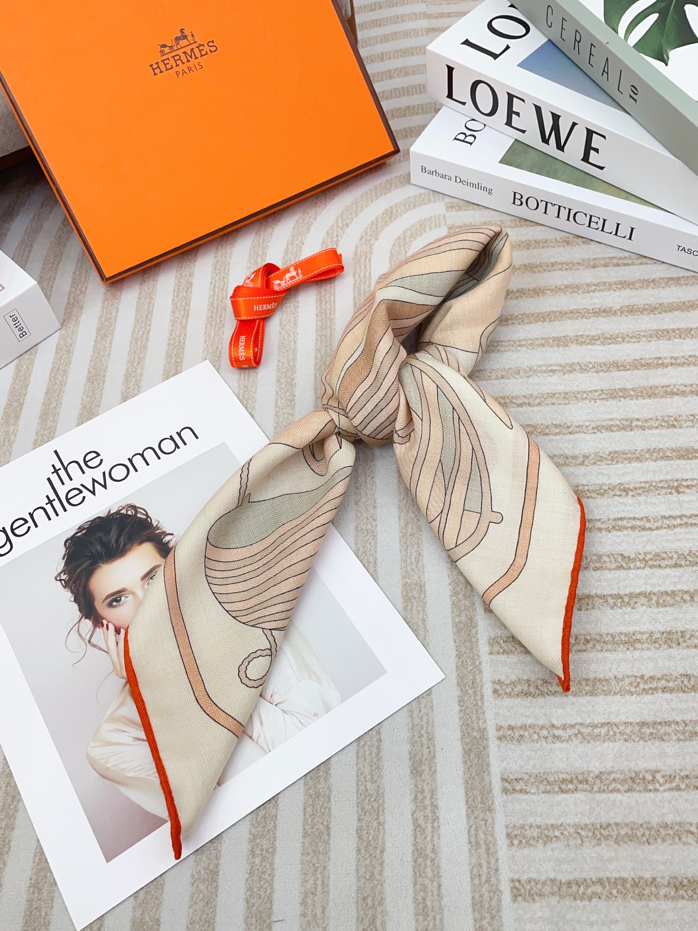 ✨✨【丝毛款 双面异色】新品 H家【小方巾】春夏真丝款 随意切换造型 ,小巧又不失优雅的款式 65*65