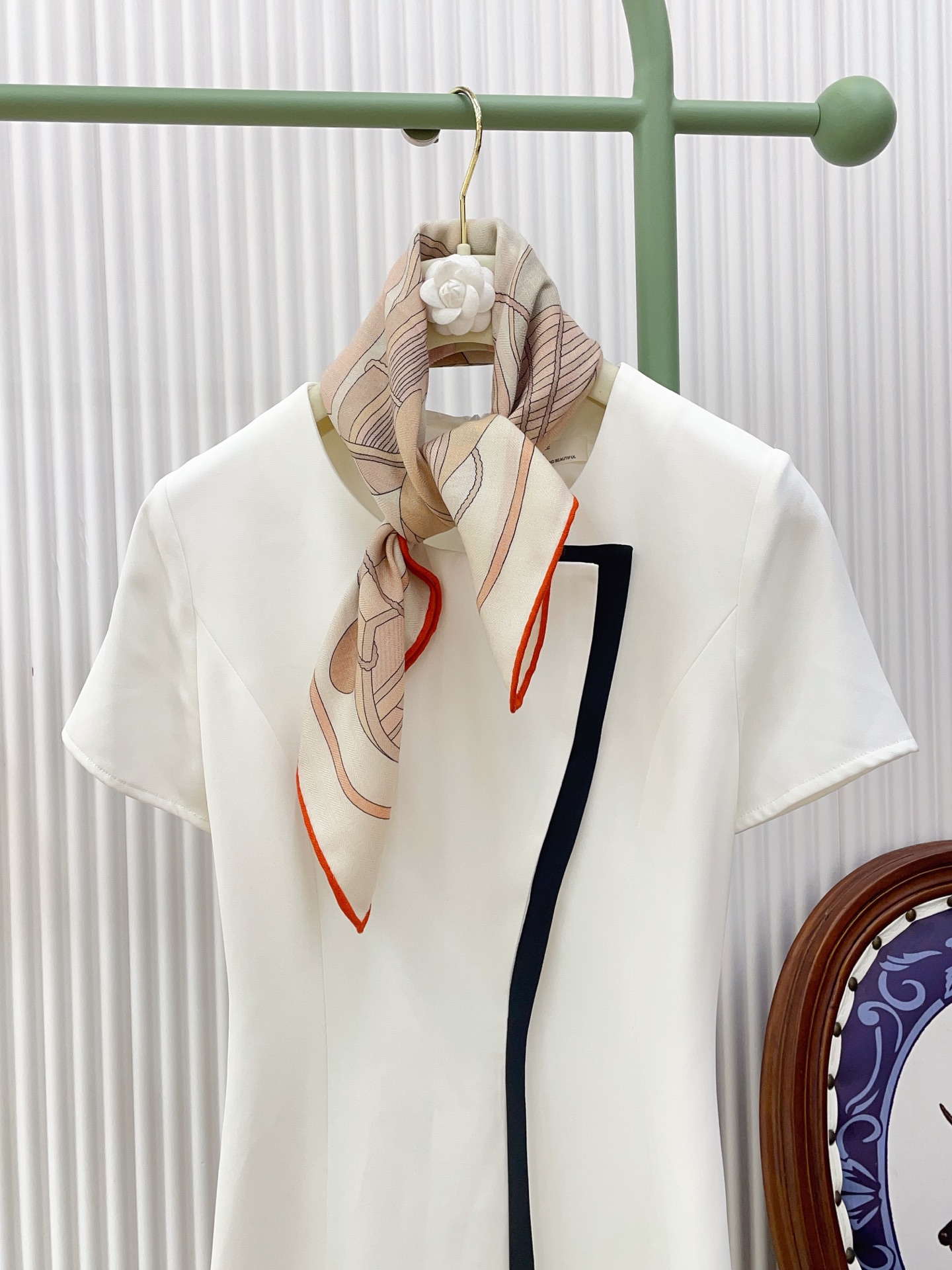 ✨✨【丝毛款 双面异色】新品 H家【小方巾】春夏真丝款 随意切换造型 ,小巧又不失优雅的款式 65*65