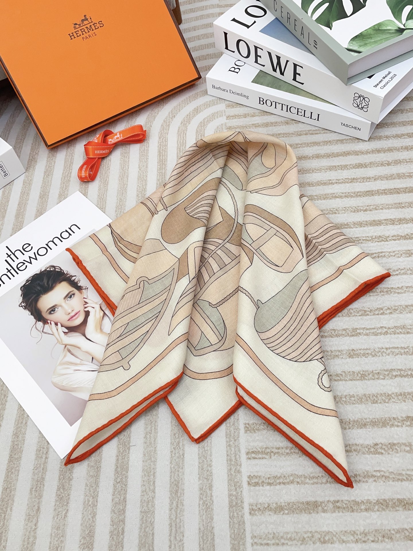 ✨✨【丝毛款 双面异色】新品 H家【小方巾】春夏真丝款 随意切换造型 ,小巧又不失优雅的款式 65*65