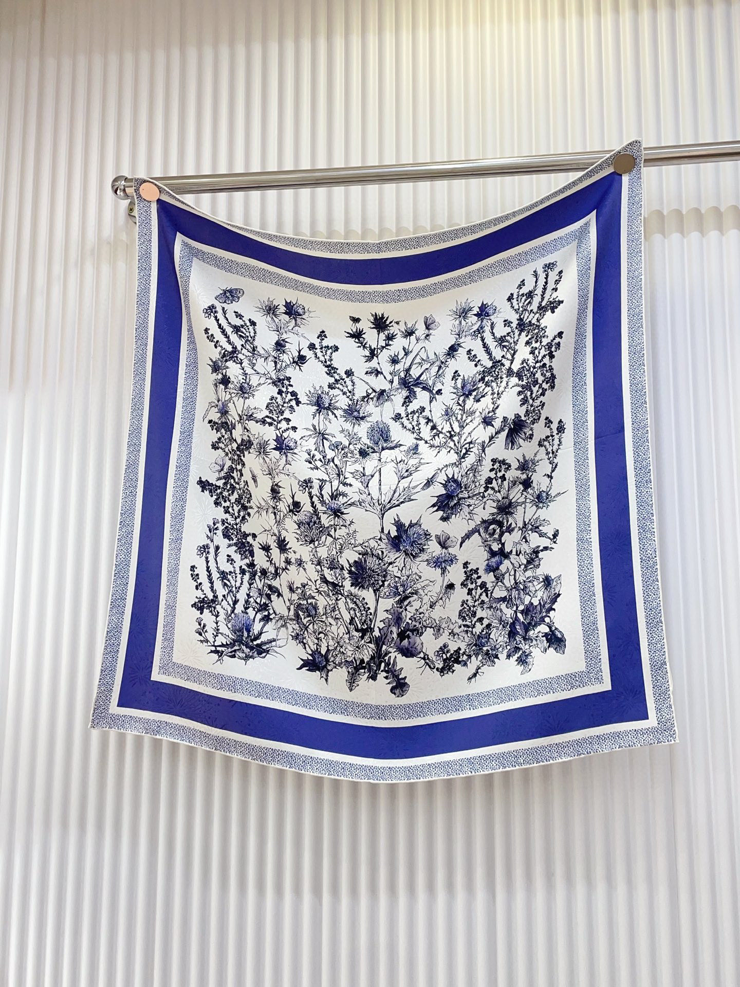 ✨✨【暗纹提花 双面同色】新品 D家【植物生长 小方巾】春夏真丝款 随意切换造型 ,小巧又不失优雅的款式