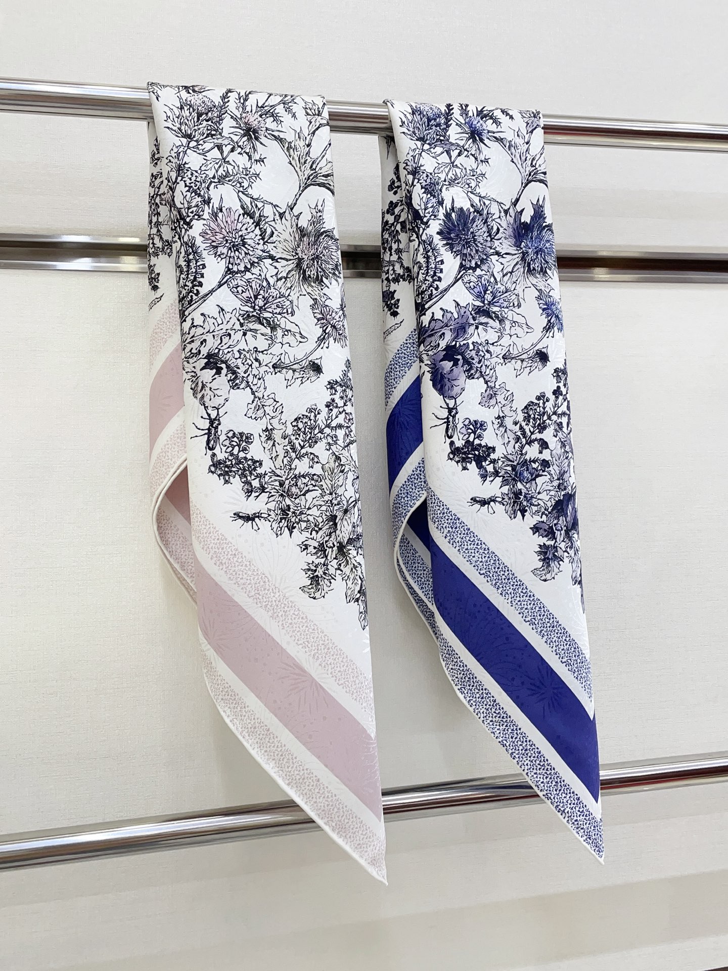 ✨✨【暗纹提花 双面同色】新品 D家【植物生长 小方巾】春夏真丝款 随意切换造型 ,小巧又不失优雅的款式