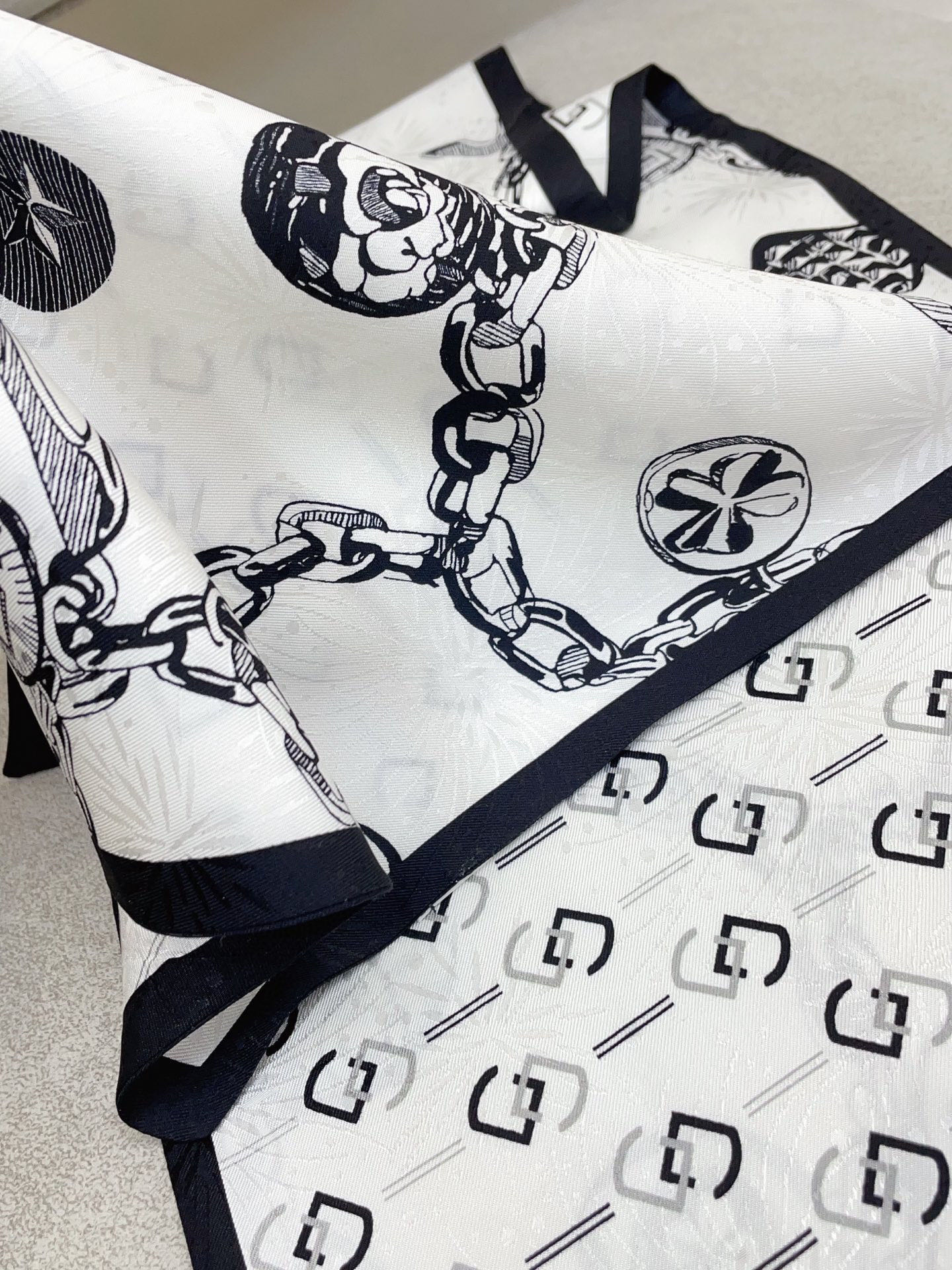 ✨✨【双层真丝 暗纹提花】新品 小香【锁链吊坠大飘带】真丝双层大飘带秋季 随意切换造型 ,小巧又不失优雅