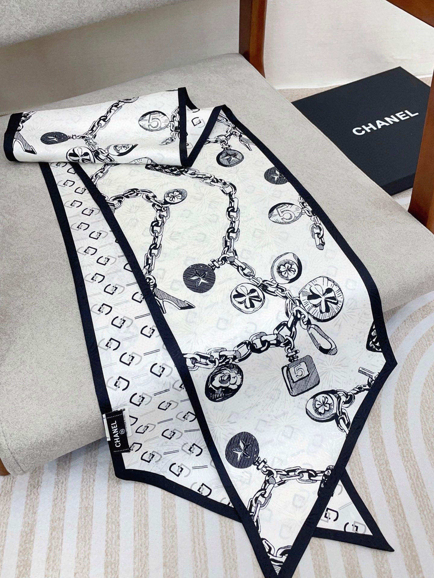 ✨✨【双层真丝 暗纹提花】新品 小香【锁链吊坠大飘带】真丝双层大飘带秋季 随意切换造型 ,小巧又不失优雅