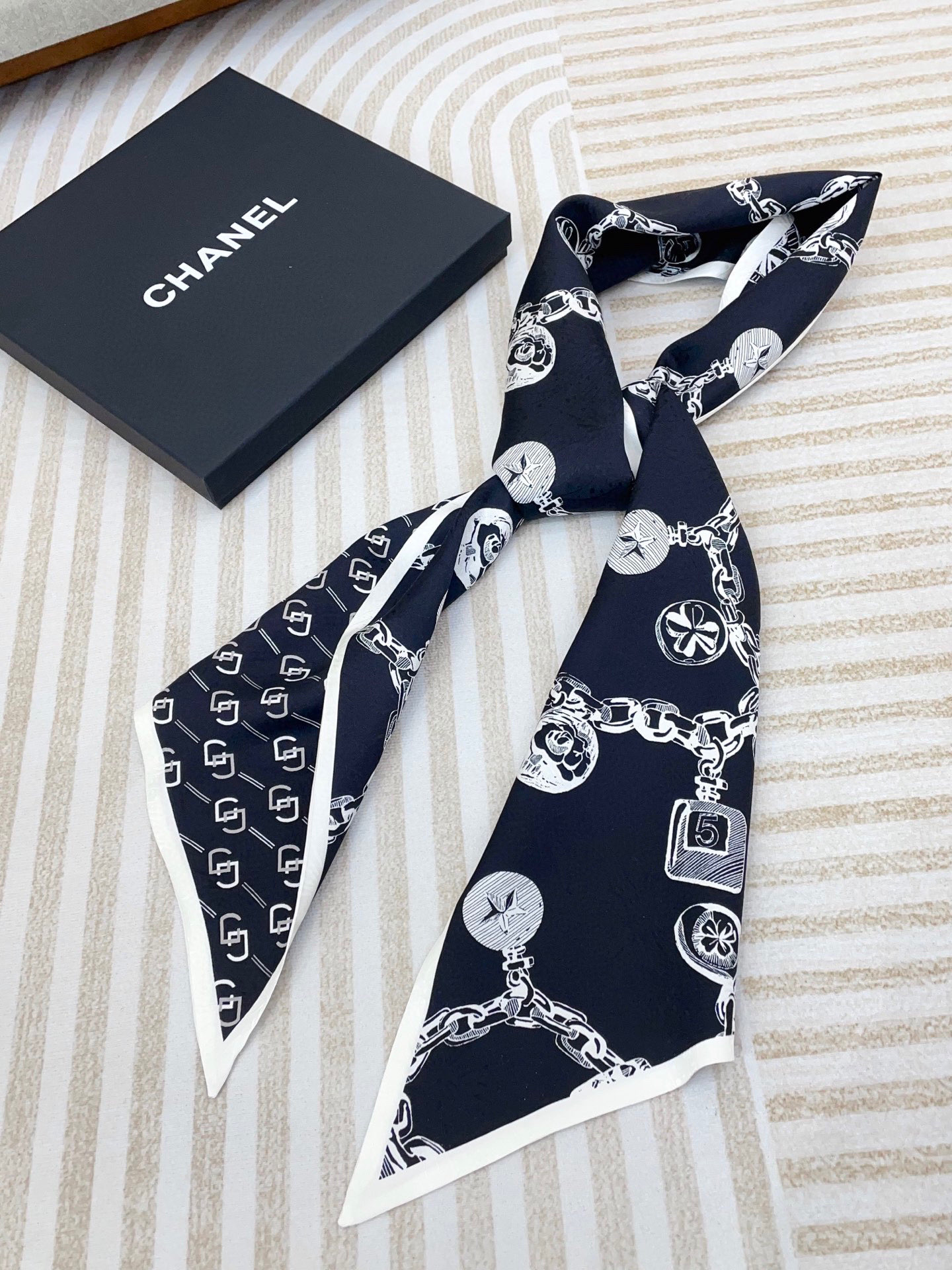✨✨【双层真丝 暗纹提花】新品 小香【锁链吊坠大飘带】真丝双层大飘带秋季 随意切换造型 ,小巧又不失优雅