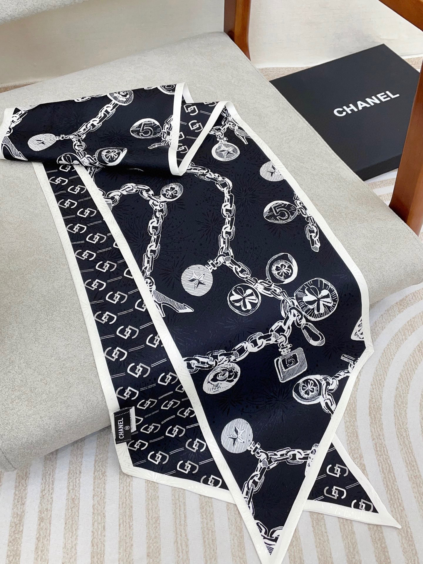 ✨✨【双层真丝 暗纹提花】新品 小香【锁链吊坠大飘带】真丝双层大飘带秋季 随意切换造型 ,小巧又不失优雅
