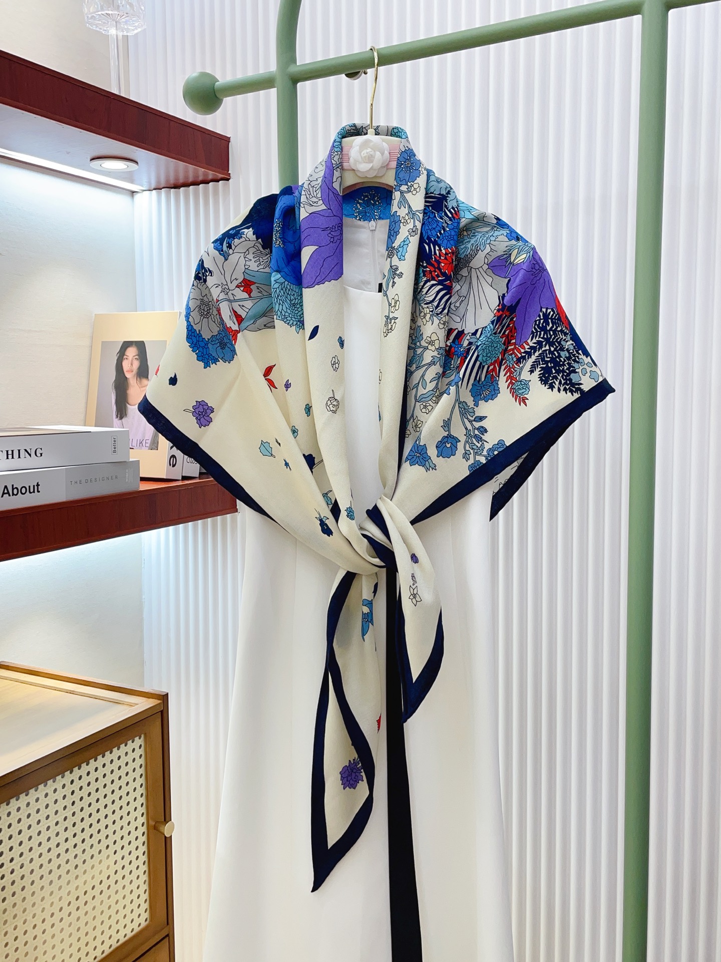 ✨✨【加厚丝毛款 双面同色】上新💏顶级H家专柜最新款【轻扬花衣大三角巾】多功能三角巾 🎀🎀，色彩明丽，格