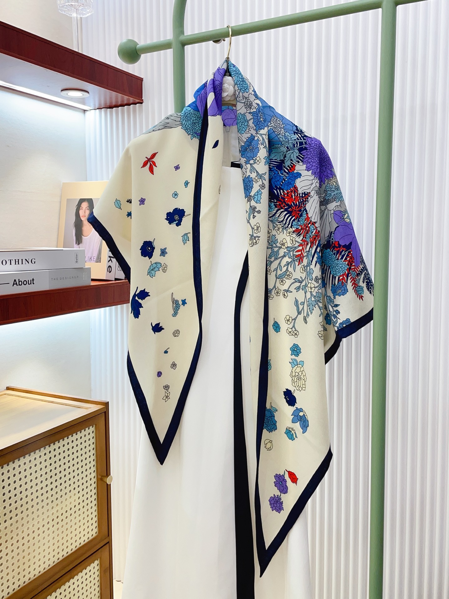 ✨✨【加厚丝毛款 双面同色】上新💏顶级H家专柜最新款【轻扬花衣大三角巾】多功能三角巾 🎀🎀，色彩明丽，格