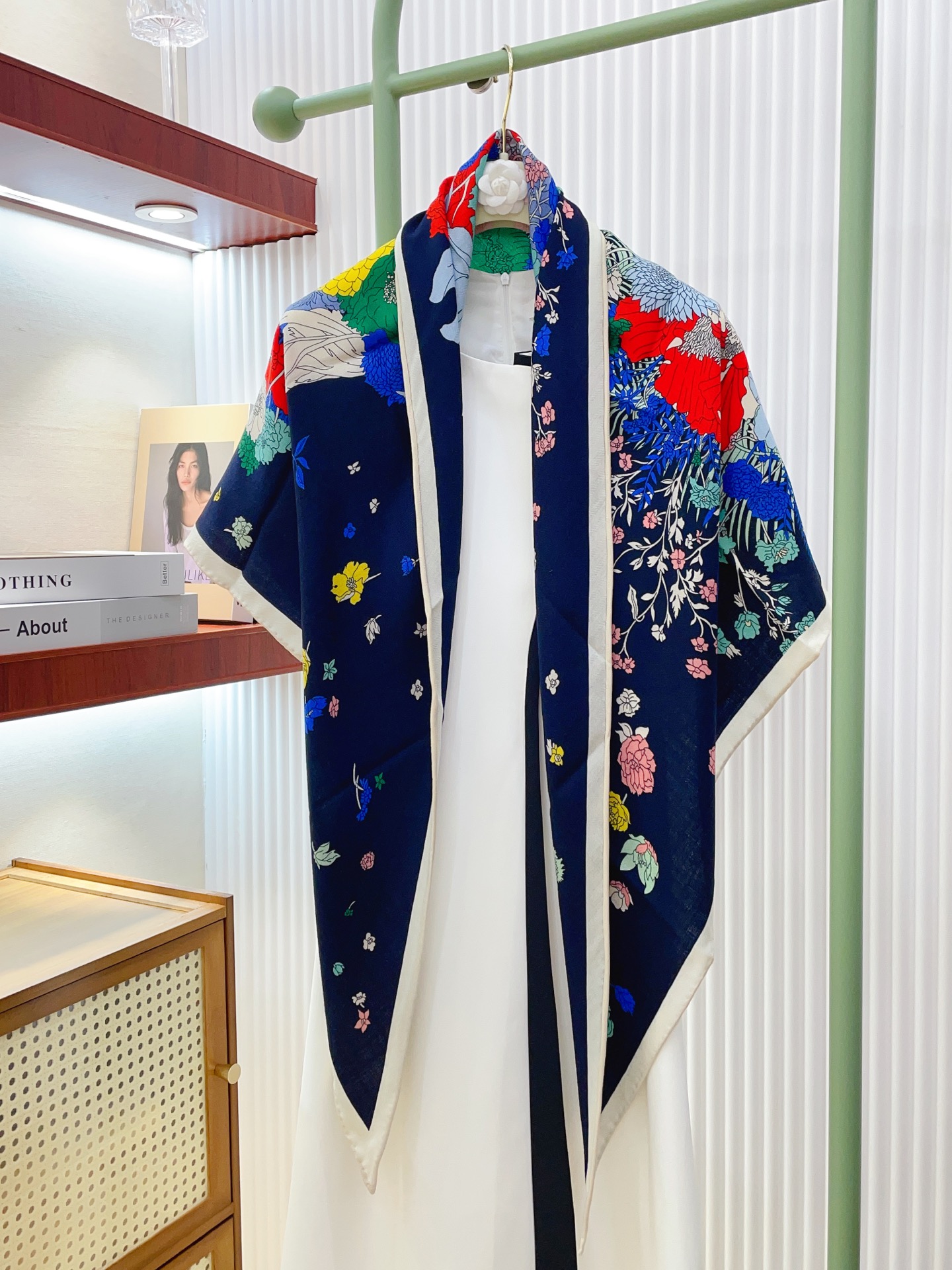 ✨✨【加厚丝毛款 双面同色】上新💏顶级H家专柜最新款【轻扬花衣大三角巾】多功能三角巾 🎀🎀，色彩明丽，格