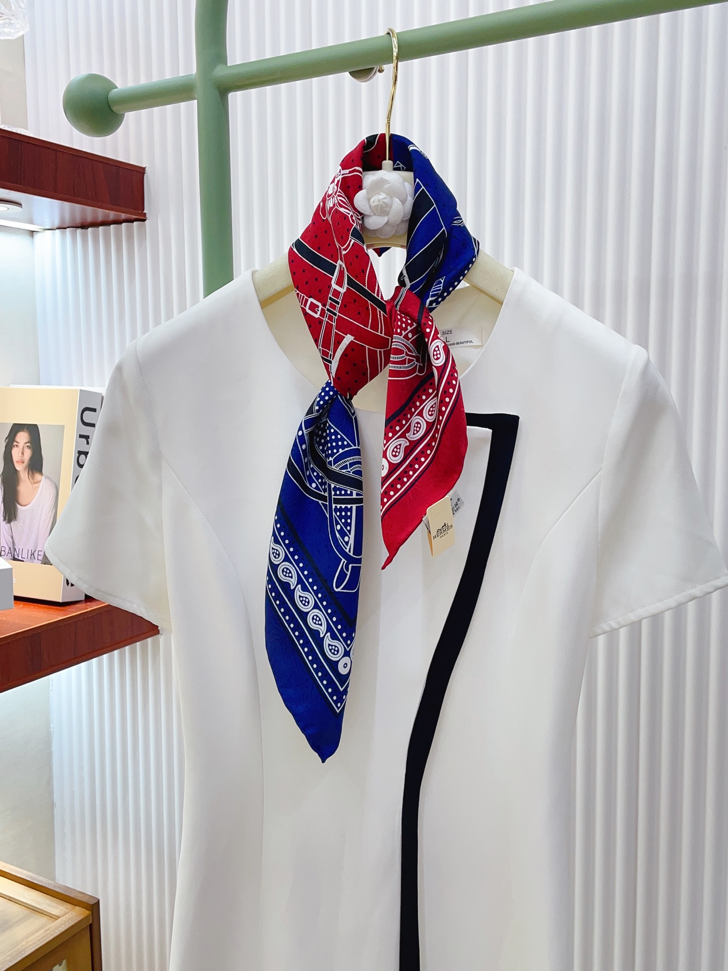 ✨✨【暗纹提花 双面同色】新品 H家【双色马鞍小方巾】春夏真丝款 随意切换造型 ,小巧又不失优雅的款式 