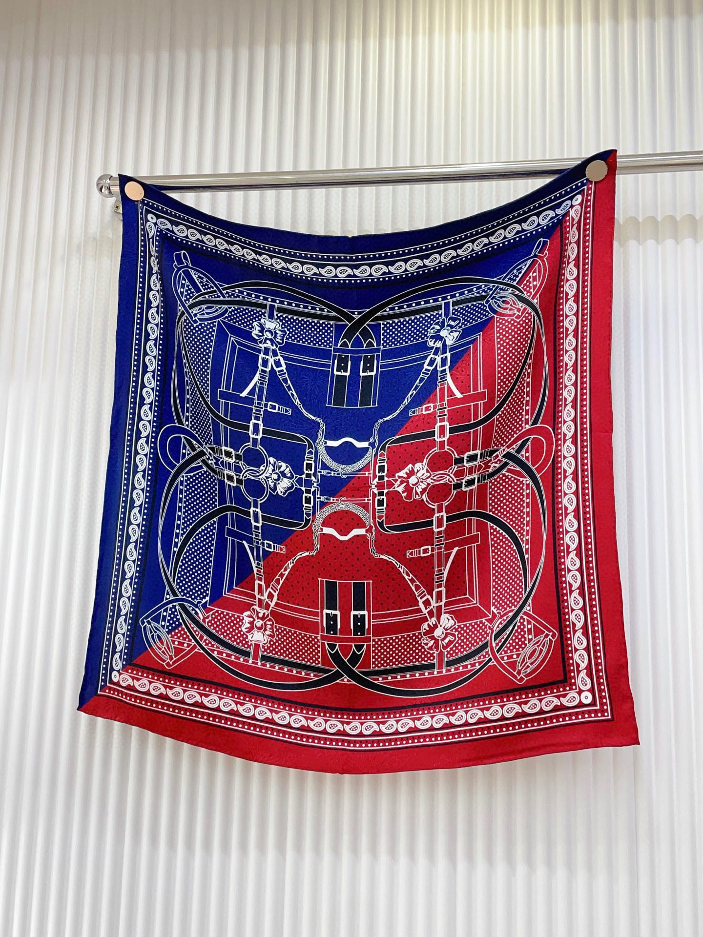 ✨✨【暗纹提花 双面同色】新品 H家【双色马鞍小方巾】春夏真丝款 随意切换造型 ,小巧又不失优雅的款式 