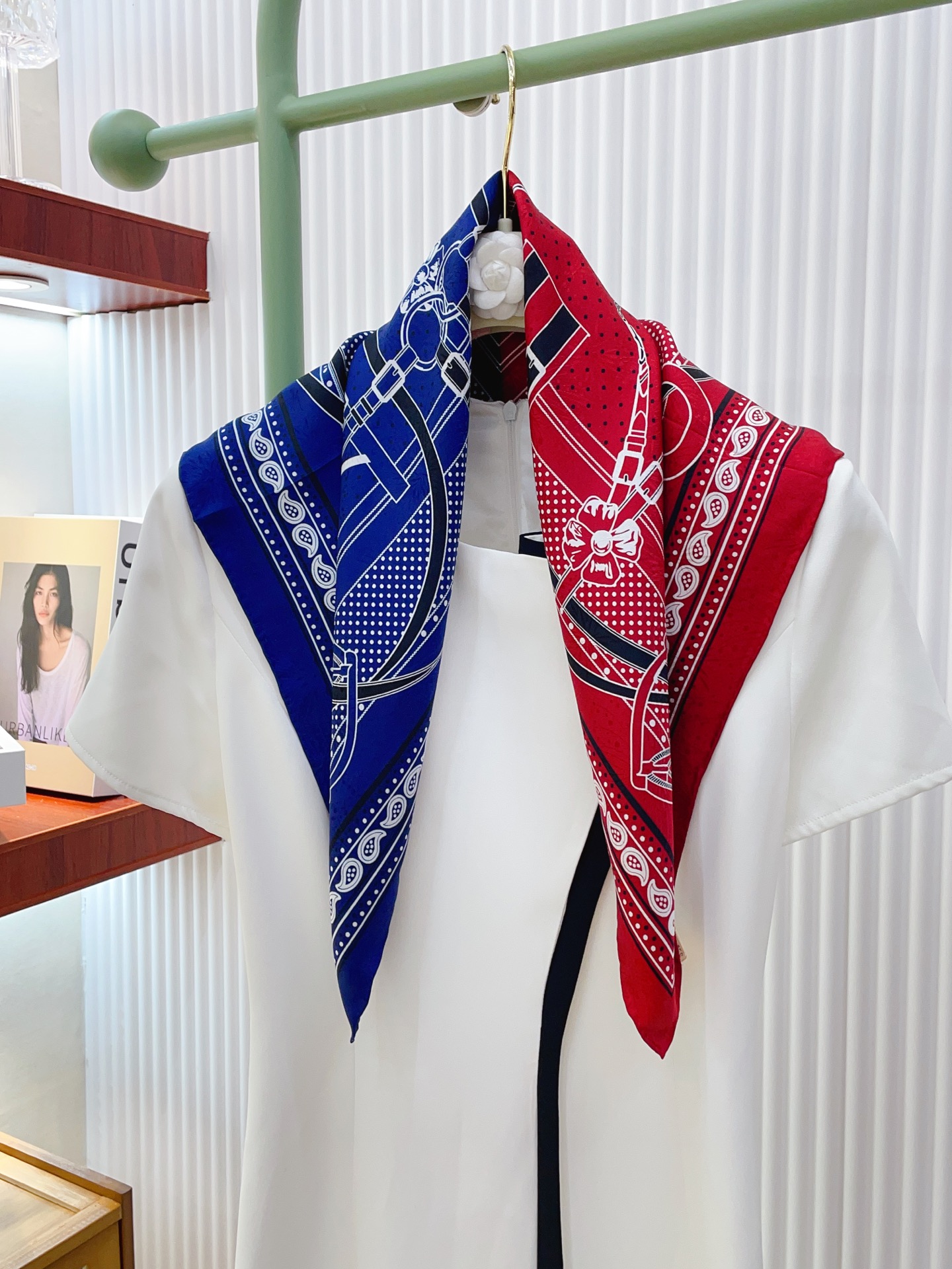 ✨✨【暗纹提花 双面同色】新品 H家【双色马鞍小方巾】春夏真丝款 随意切换造型 ,小巧又不失优雅的款式 