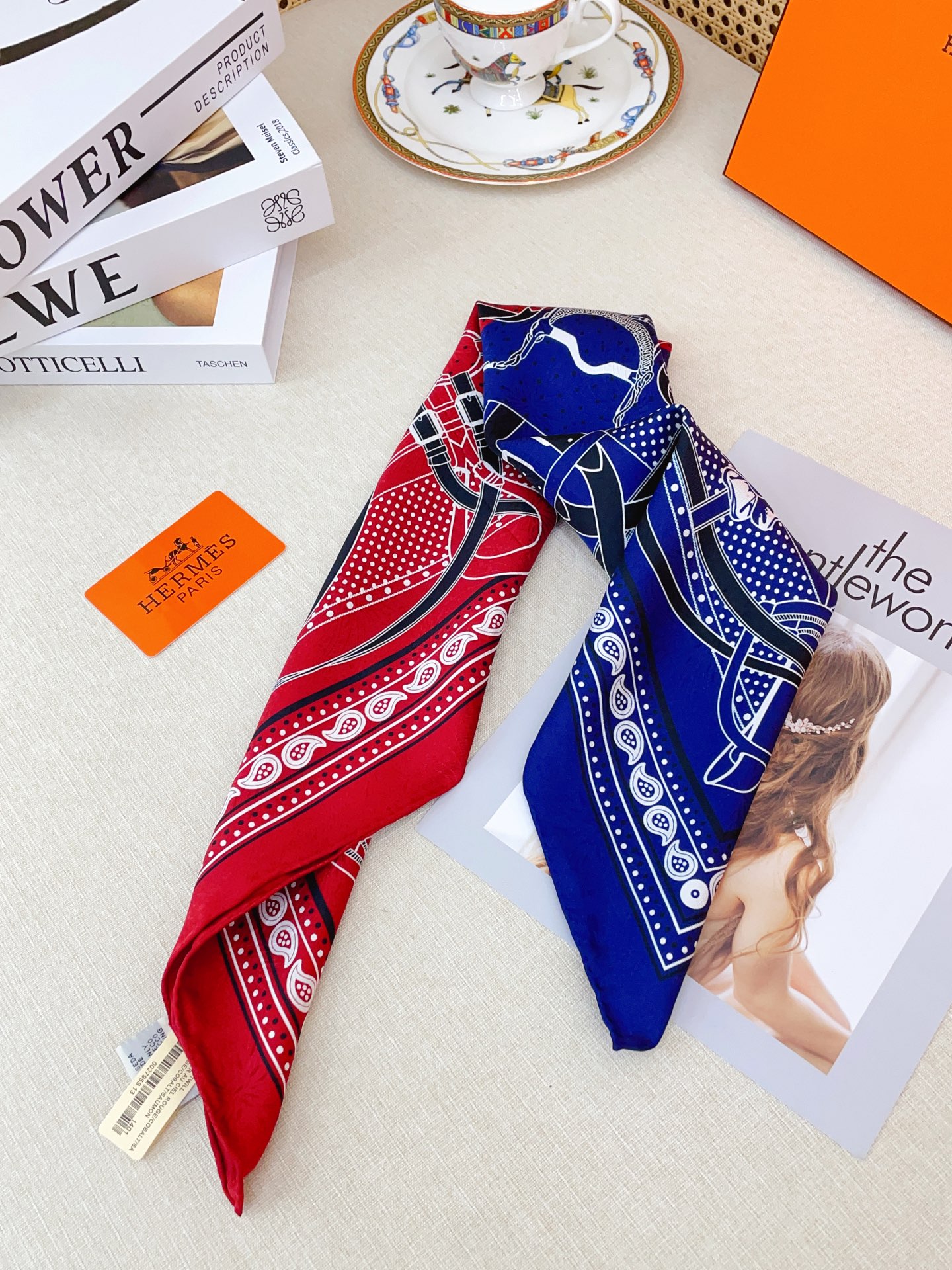 ✨✨【暗纹提花 双面同色】新品 H家【双色马鞍小方巾】春夏真丝款 随意切换造型 ,小巧又不失优雅的款式 