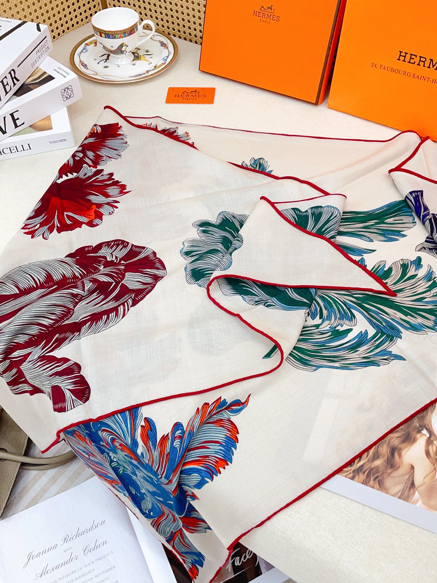 ✨✨【加厚丝毛款 双面同色】上新💏顶级H家专柜最新款【郁金香狂热 大三角巾】多功能三角巾 🎀🎀，色彩明丽