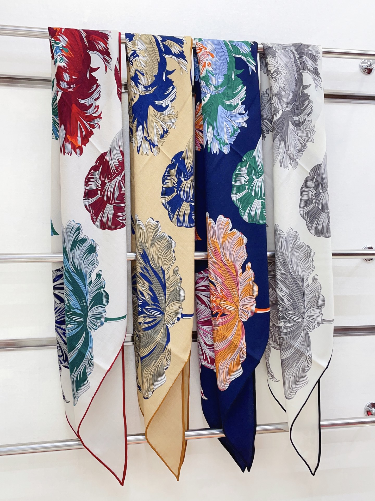 ✨✨【加厚丝毛款 双面同色】上新💏顶级H家专柜最新款【郁金香狂热 大三角巾】多功能三角巾 🎀🎀，色彩明丽