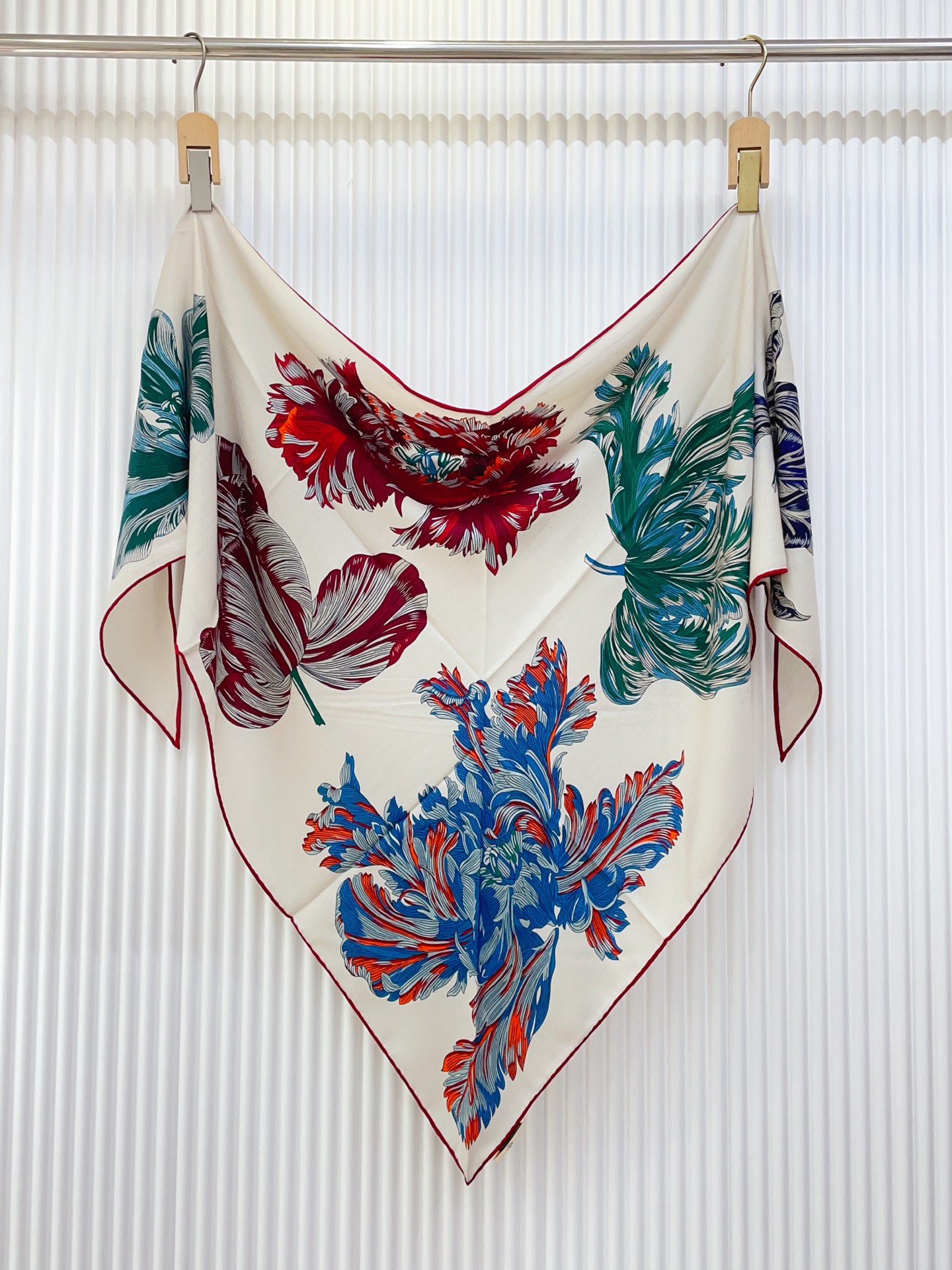 ✨✨【加厚丝毛款 双面同色】上新💏顶级H家专柜最新款【郁金香狂热 大三角巾】多功能三角巾 🎀🎀，色彩明丽