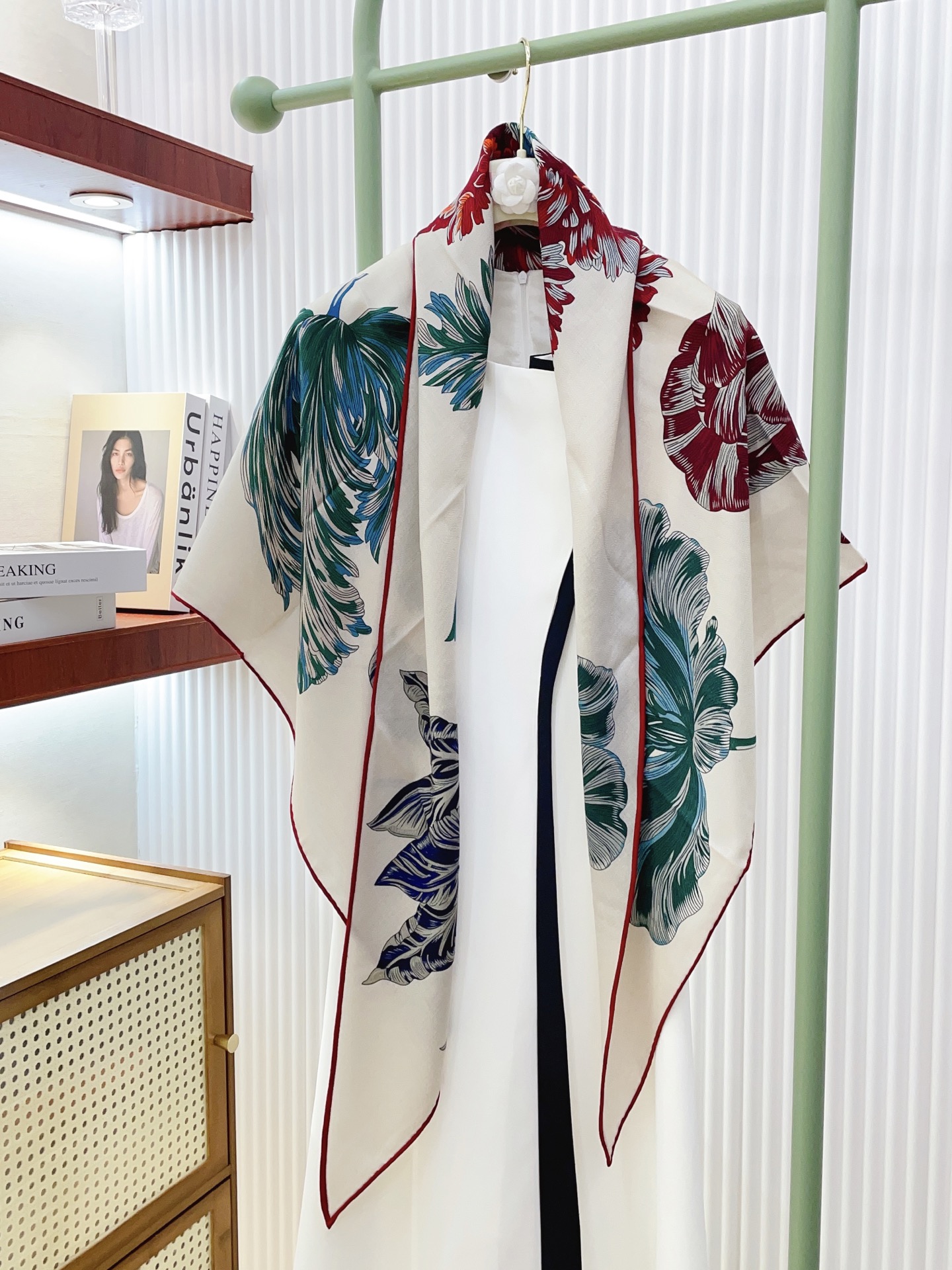 ✨✨【加厚丝毛款 双面同色】上新💏顶级H家专柜最新款【郁金香狂热 大三角巾】多功能三角巾 🎀🎀，色彩明丽