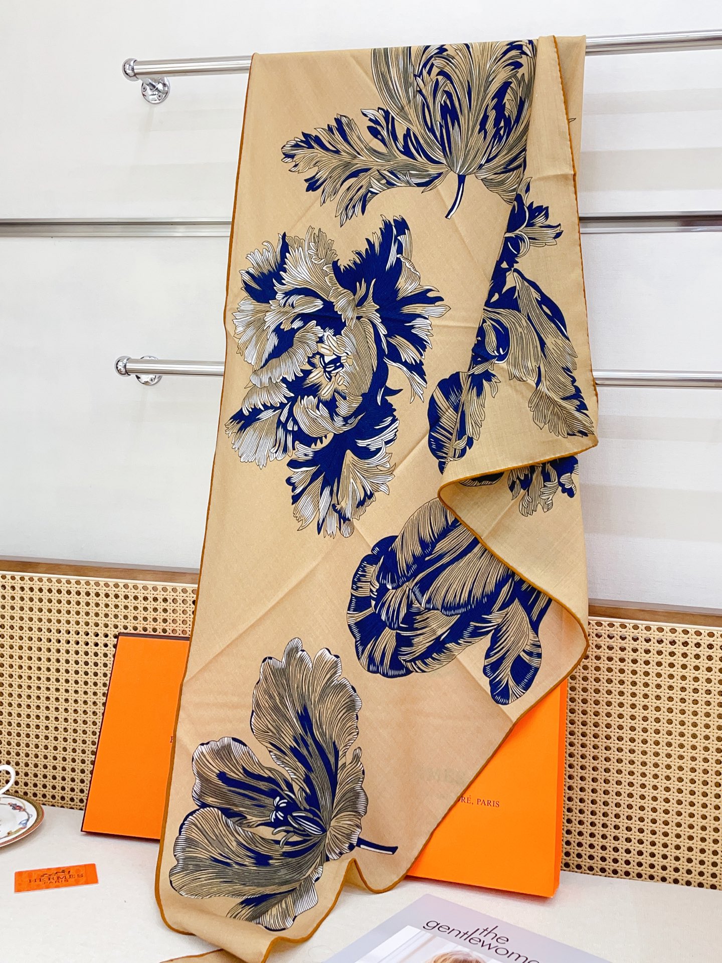 ✨✨【加厚丝毛款 双面同色】上新💏顶级H家专柜最新款【郁金香狂热 大三角巾】多功能三角巾 🎀🎀，色彩明丽