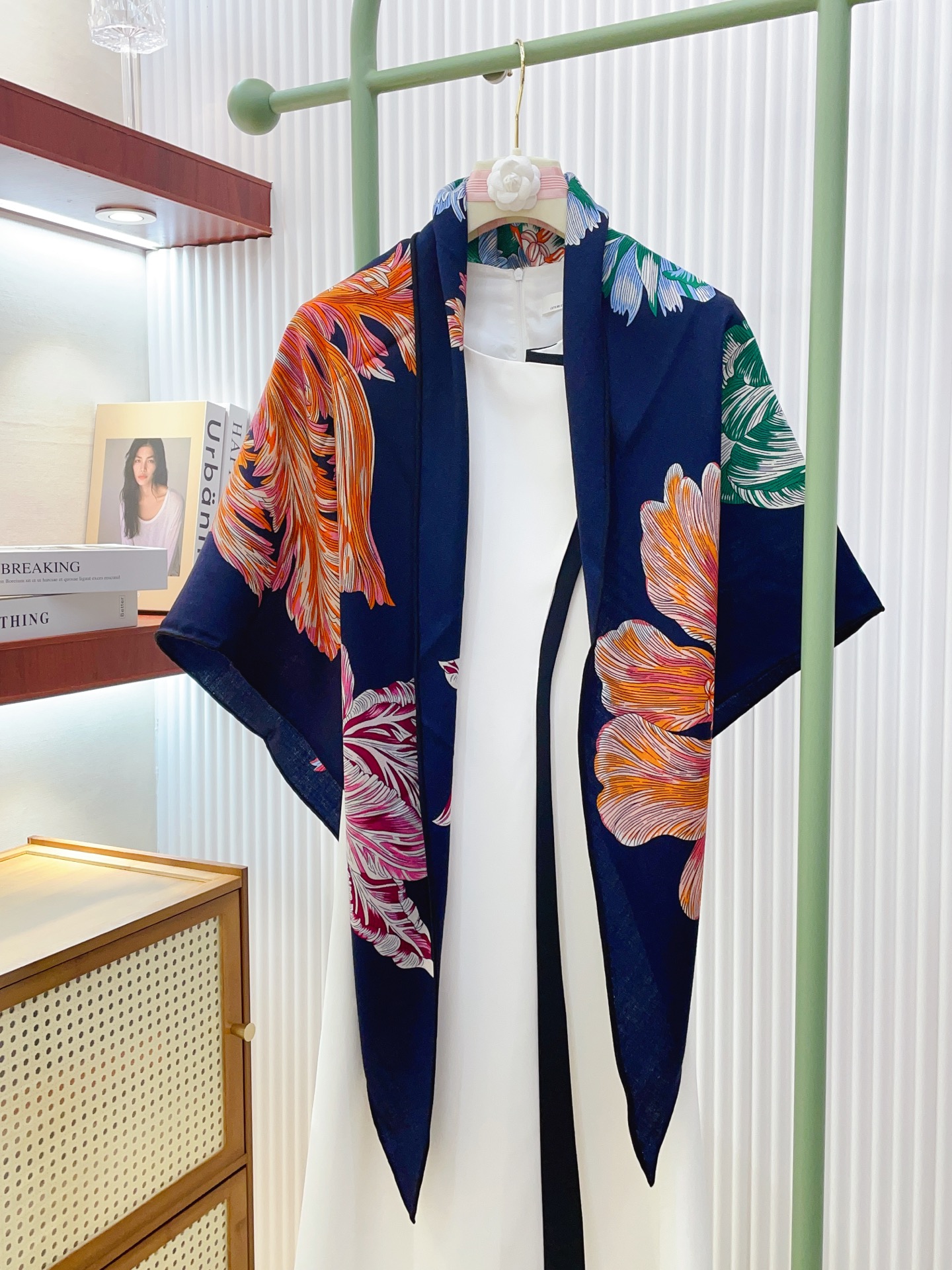 ✨✨【加厚丝毛款 双面同色】上新💏顶级H家专柜最新款【郁金香狂热 大三角巾】多功能三角巾 🎀🎀，色彩明丽