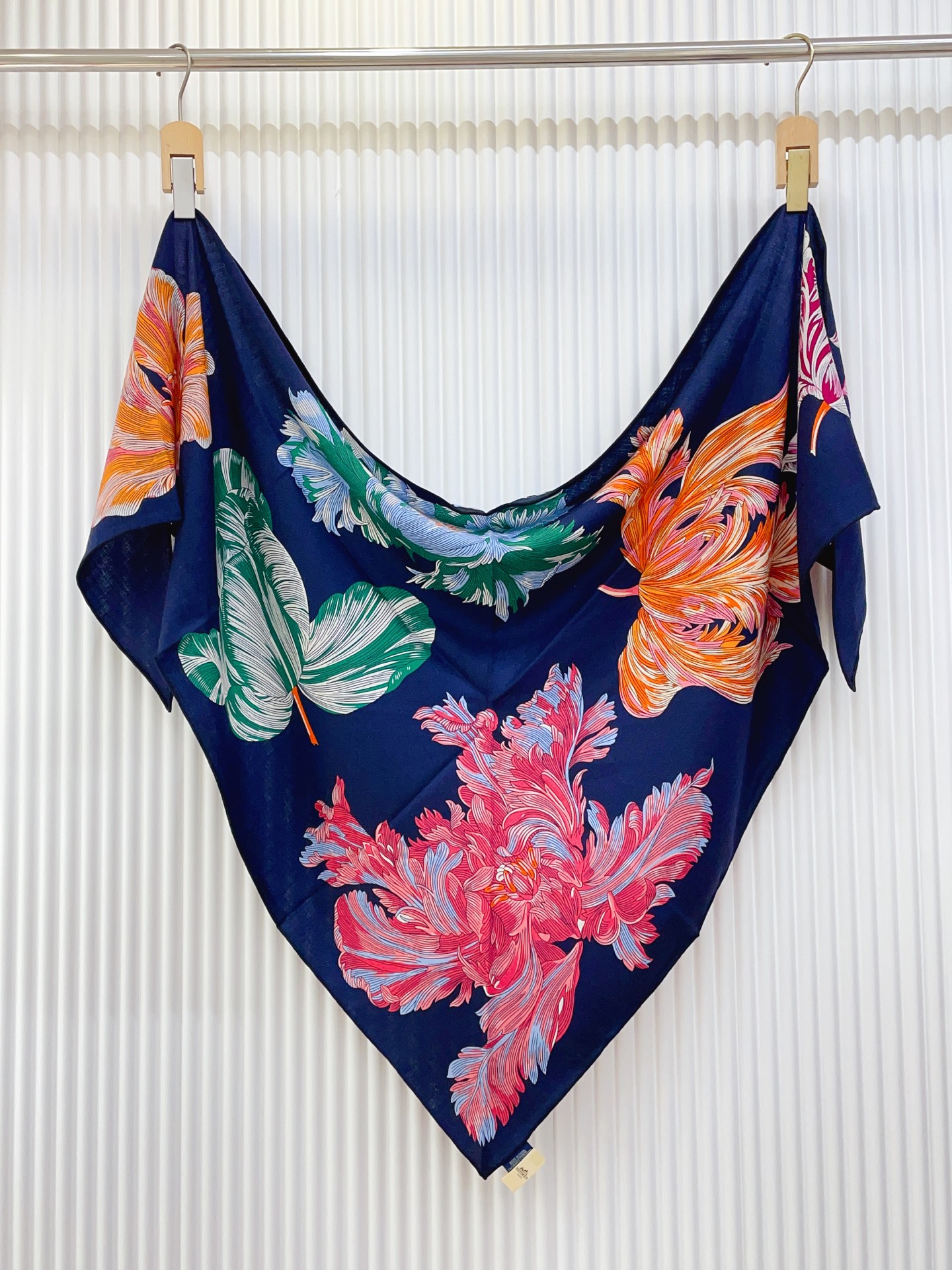 ✨✨【加厚丝毛款 双面同色】上新💏顶级H家专柜最新款【郁金香狂热 大三角巾】多功能三角巾 🎀🎀，色彩明丽