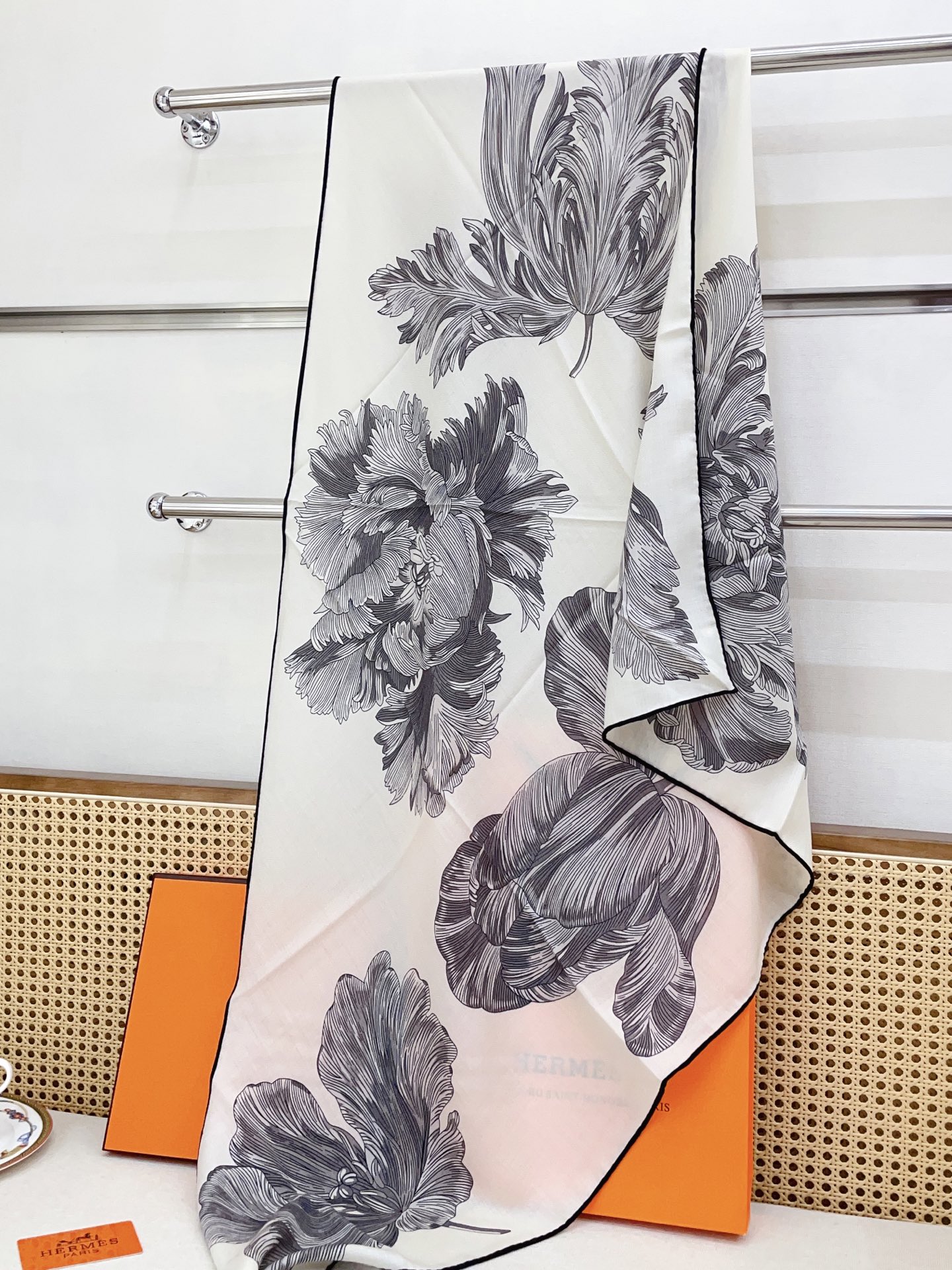 ✨✨【加厚丝毛款 双面同色】上新💏顶级H家专柜最新款【郁金香狂热 大三角巾】多功能三角巾 🎀🎀，色彩明丽