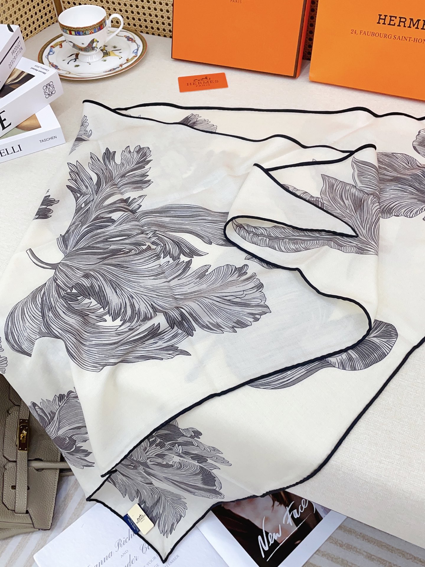 ✨✨【加厚丝毛款 双面同色】上新💏顶级H家专柜最新款【郁金香狂热 大三角巾】多功能三角巾 🎀🎀，色彩明丽