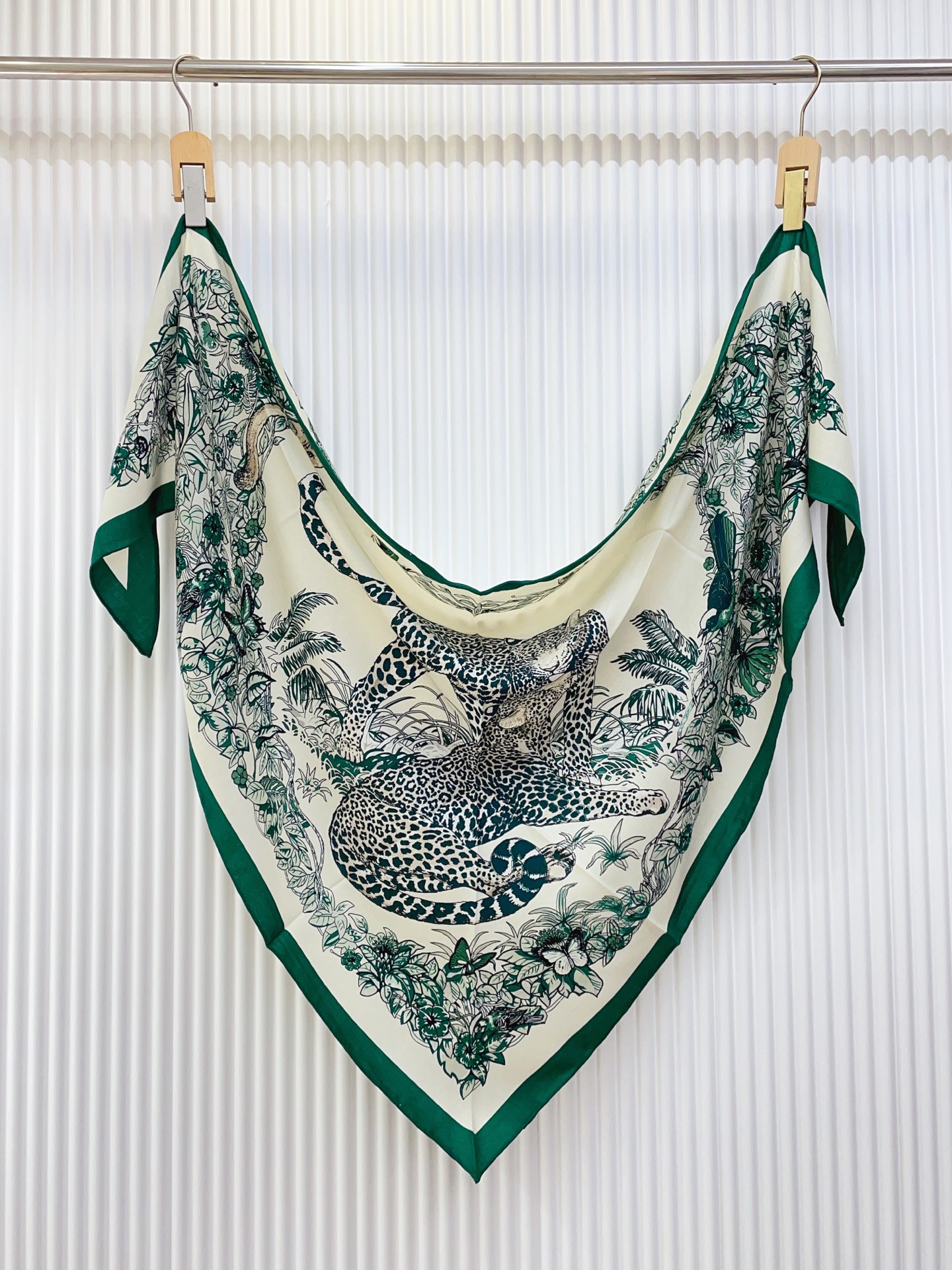 ✨✨【加厚丝毛款 双面同色】上新💏顶级H家专柜最新款【丛林之爱 大三角巾】多功能三角巾 🎀🎀，色彩明丽，