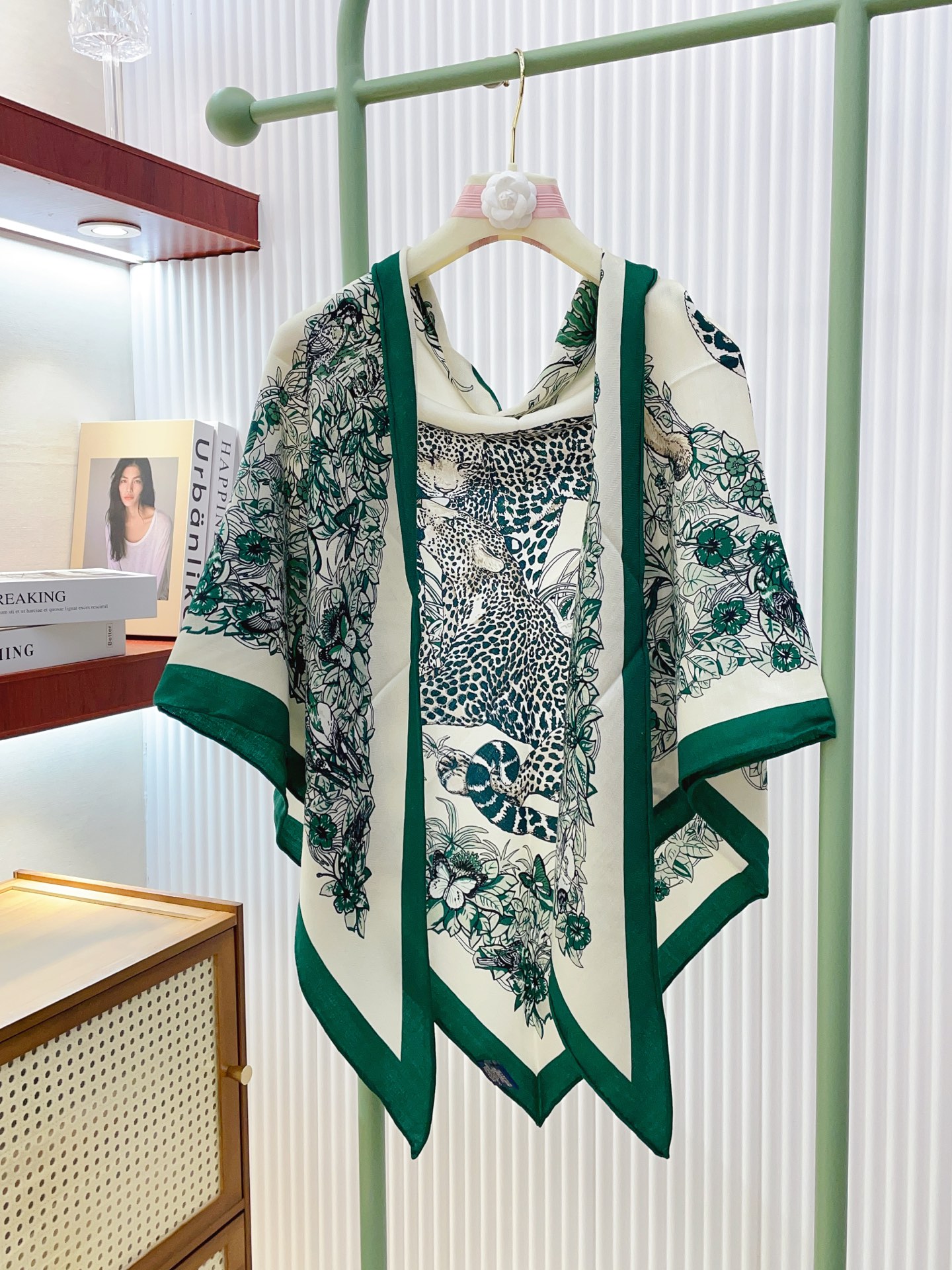 ✨✨【加厚丝毛款 双面同色】上新💏顶级H家专柜最新款【丛林之爱 大三角巾】多功能三角巾 🎀🎀，色彩明丽，