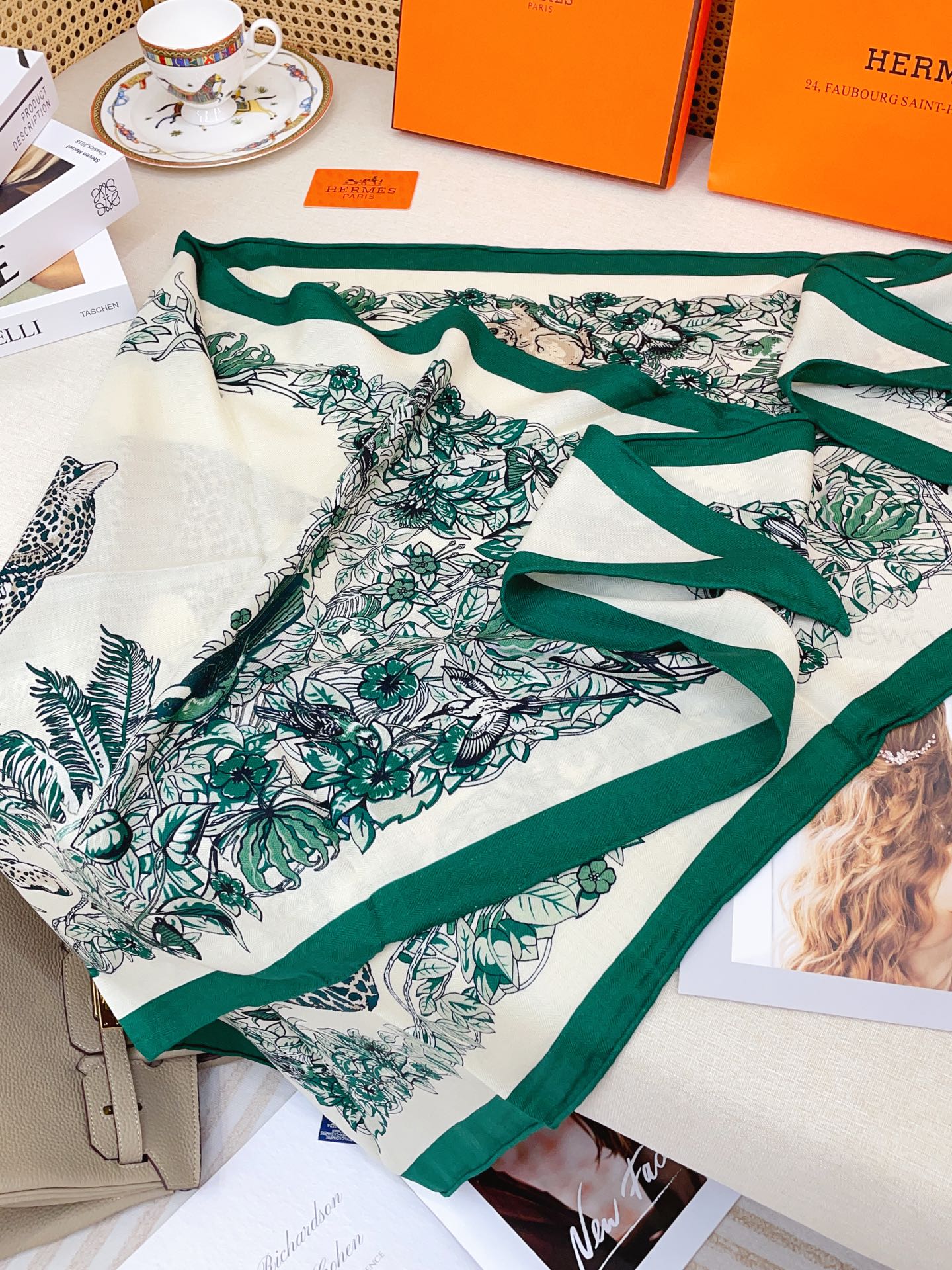 ✨✨【加厚丝毛款 双面同色】上新💏顶级H家专柜最新款【丛林之爱 大三角巾】多功能三角巾 🎀🎀，色彩明丽，