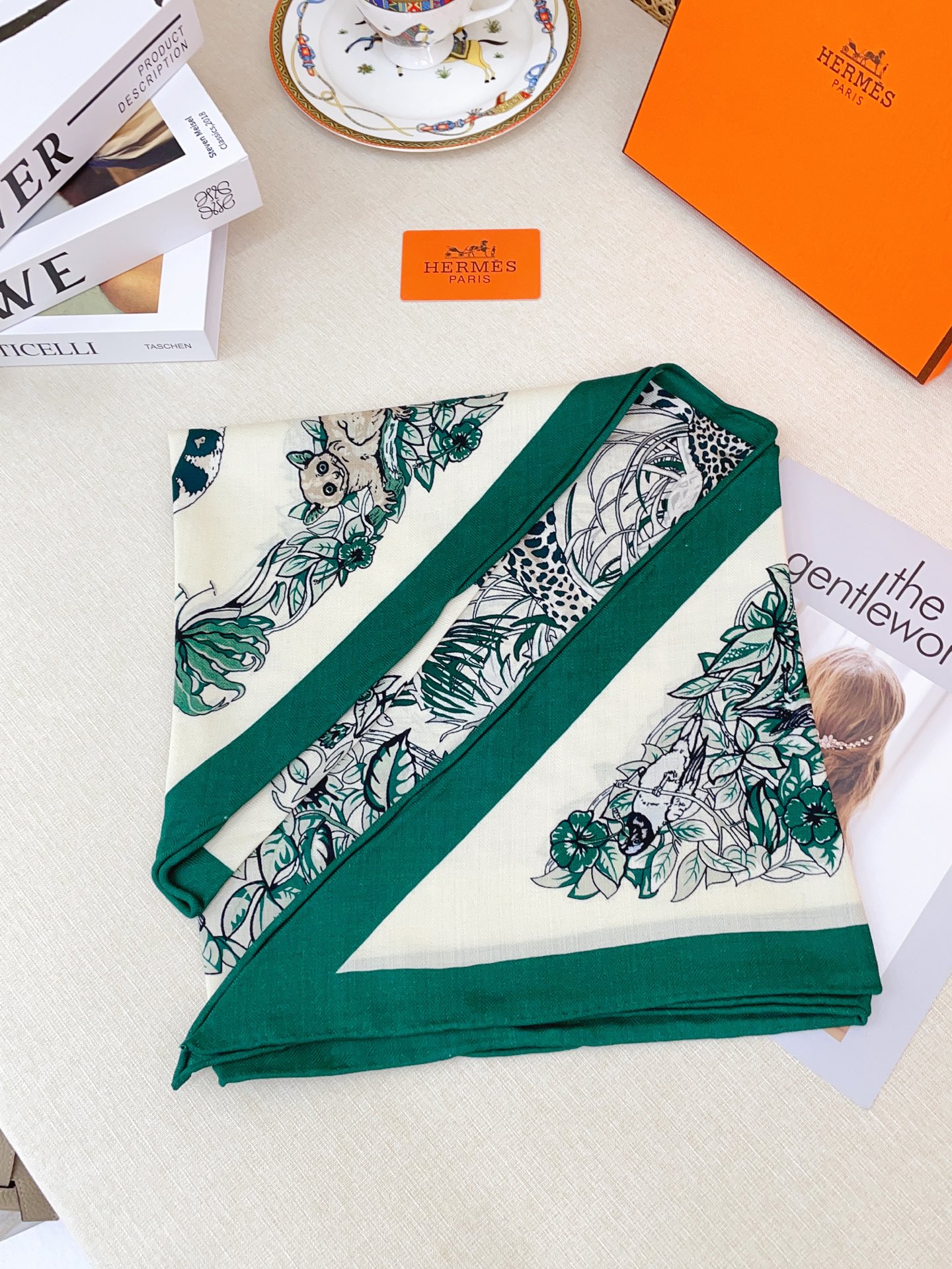 ✨✨【加厚丝毛款 双面同色】上新💏顶级H家专柜最新款【丛林之爱 大三角巾】多功能三角巾 🎀🎀，色彩明丽，