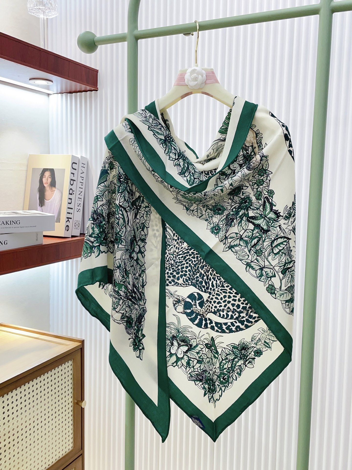 ✨✨【加厚丝毛款 双面同色】上新💏顶级H家专柜最新款【丛林之爱 大三角巾】多功能三角巾 🎀🎀，色彩明丽，