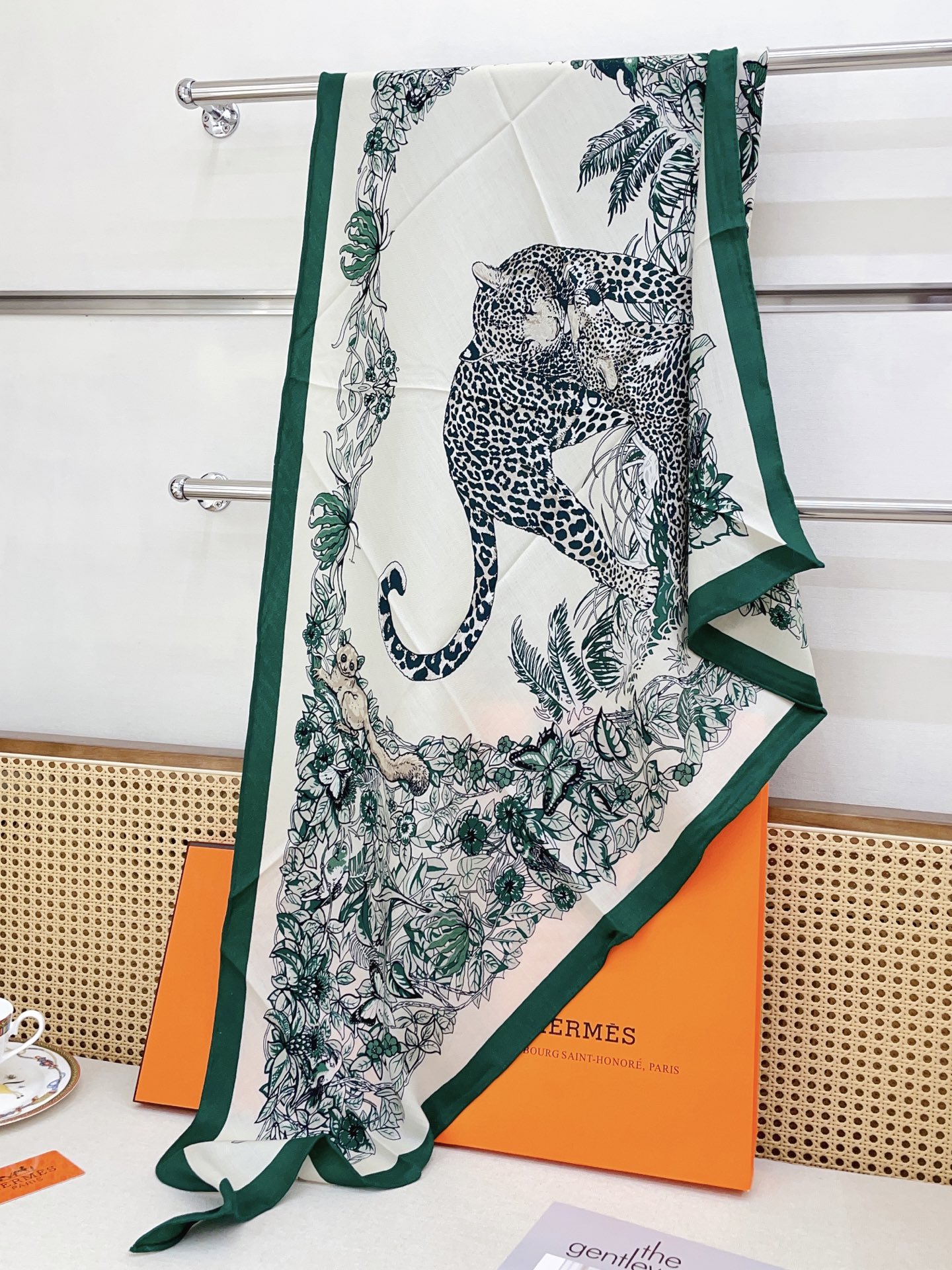 ✨✨【加厚丝毛款 双面同色】上新💏顶级H家专柜最新款【丛林之爱 大三角巾】多功能三角巾 🎀🎀，色彩明丽，