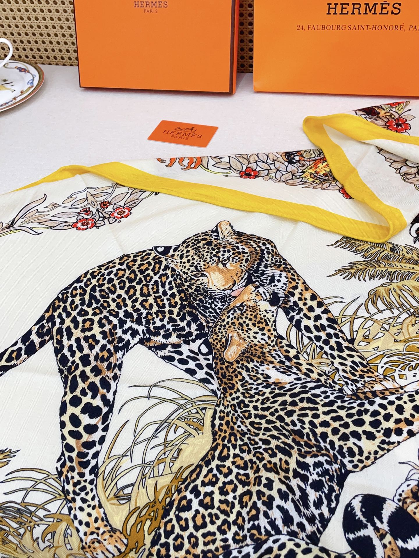 ✨✨【加厚丝毛款 双面同色】上新💏顶级H家专柜最新款【丛林之爱 大三角巾】多功能三角巾 🎀🎀，色彩明丽，