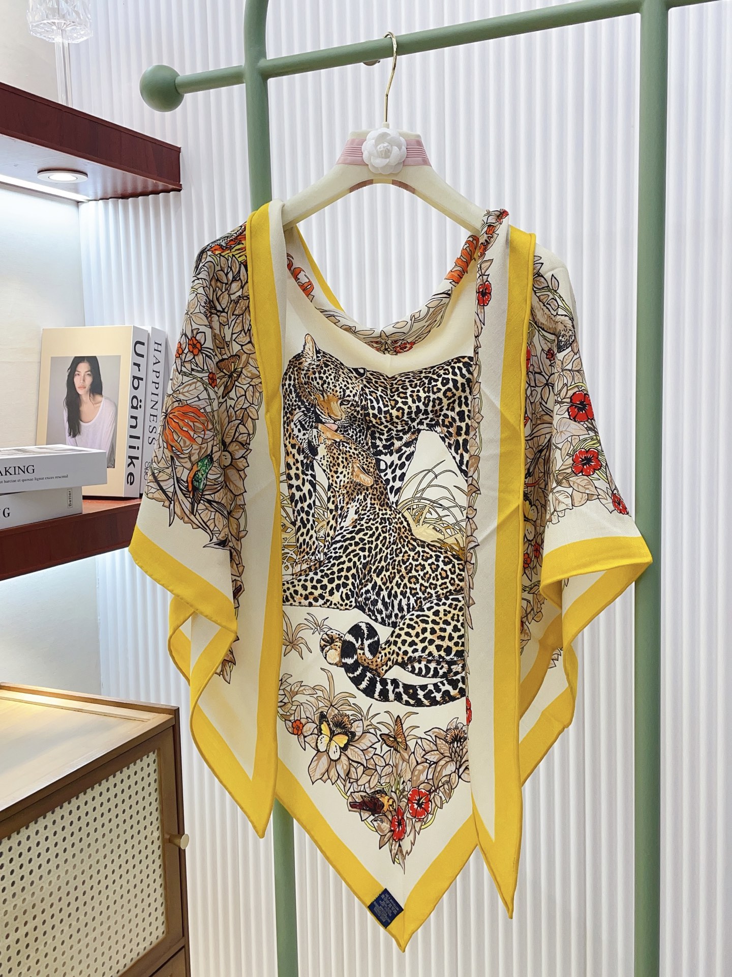 ✨✨【加厚丝毛款 双面同色】上新💏顶级H家专柜最新款【丛林之爱 大三角巾】多功能三角巾 🎀🎀，色彩明丽，